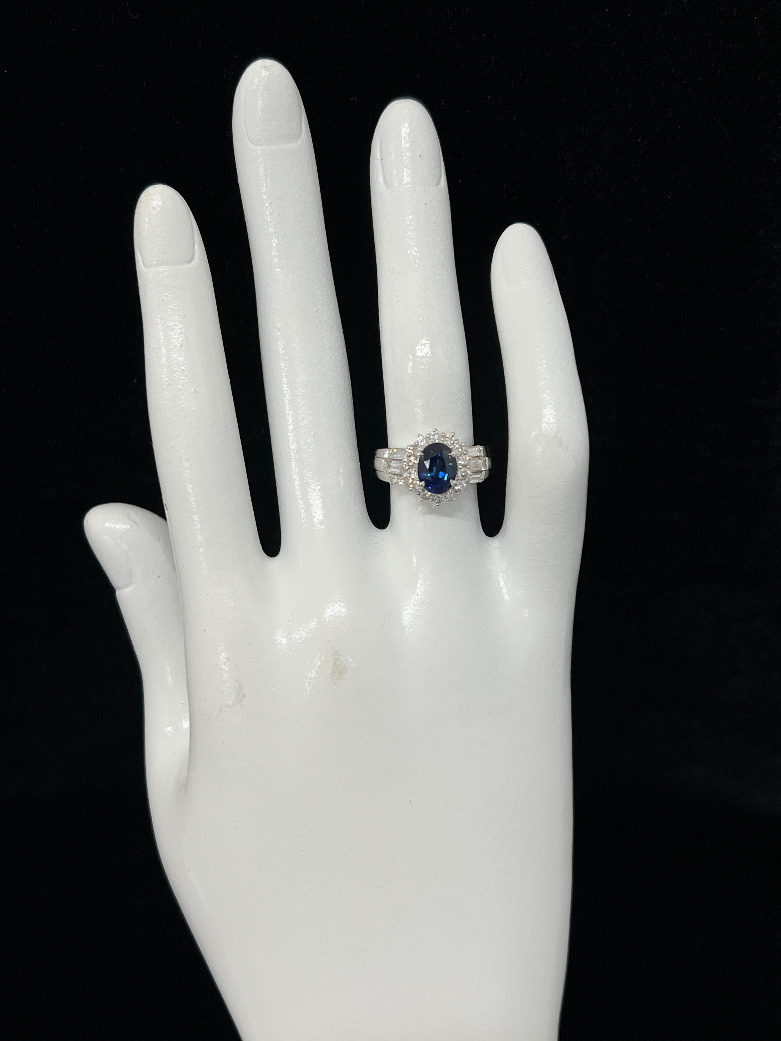 Bague en platine, saphir bleu royal naturel de 1,52 carat et diamants en vente 1