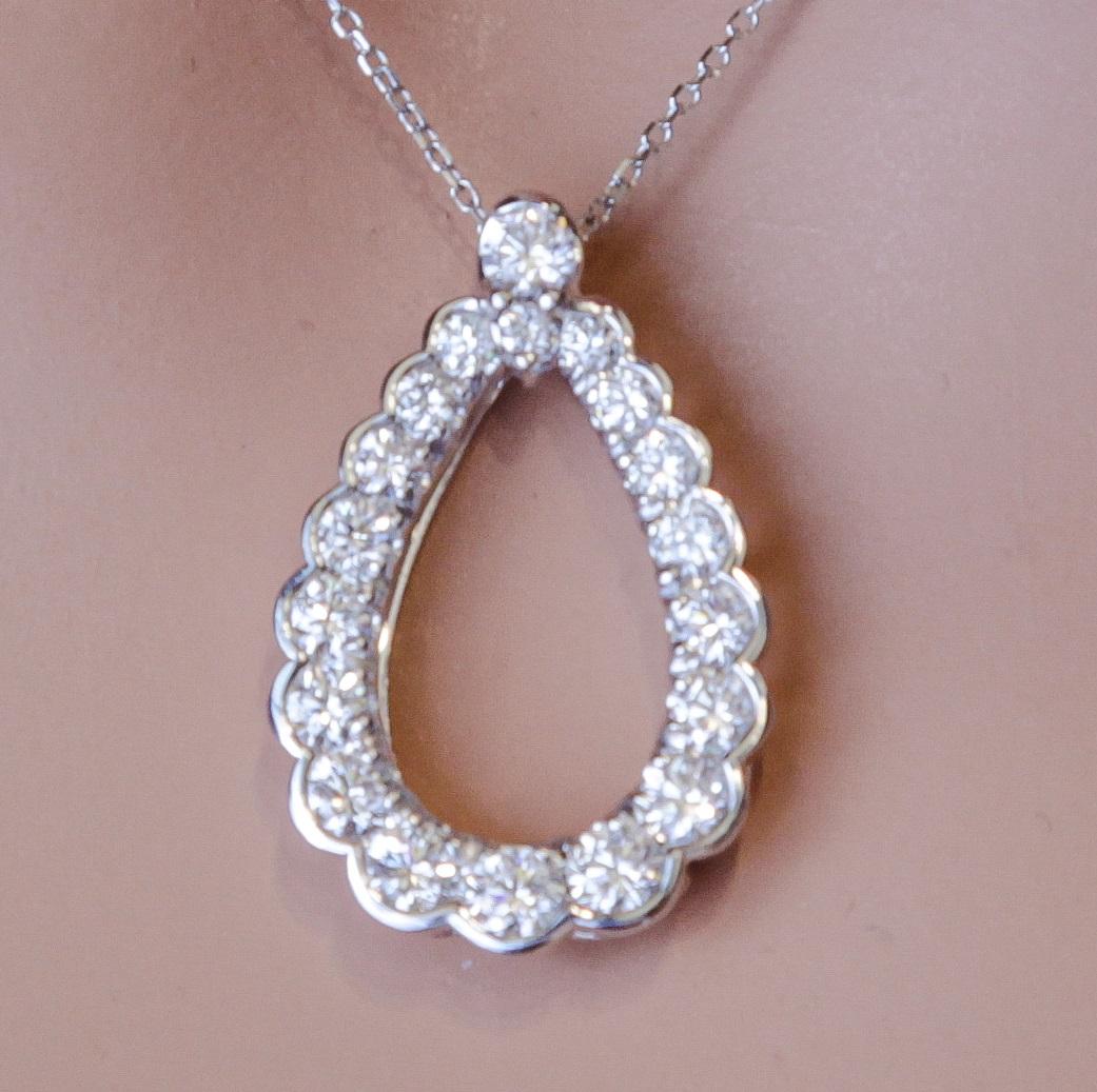1.52 Carat Pear Form Graduated Natural Diamond Pendant in 14k White Gold ref2166 In New Condition For Sale In New York, NY