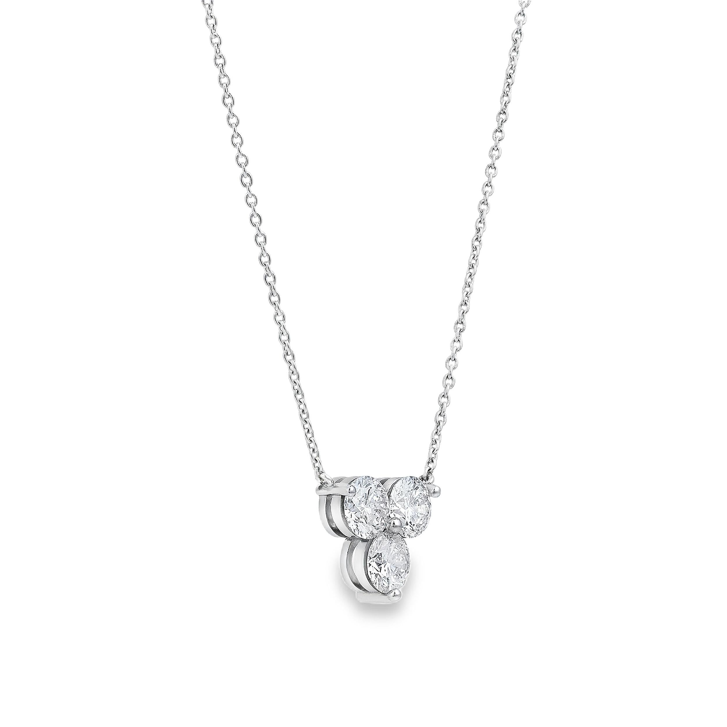 Collier pendentif chic présentant un motif de trèfle serti de trois diamants ronds de taille brillant pesant 1,52 carats.  Fabriqué avec précision en platine. Mesure 18 pouces de long. 

Disponible avec des boucles d'oreilles assorties. Veuillez