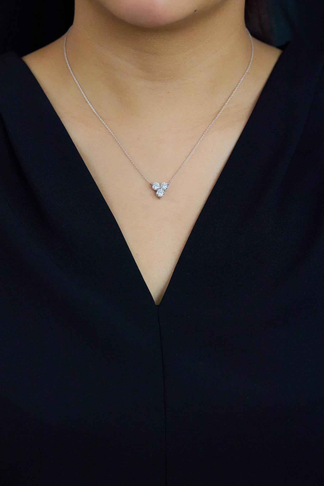 Taille ronde Collier pendentif trèfle en platine avec diamants ronds de 1,52 carat et taille brillante en vente