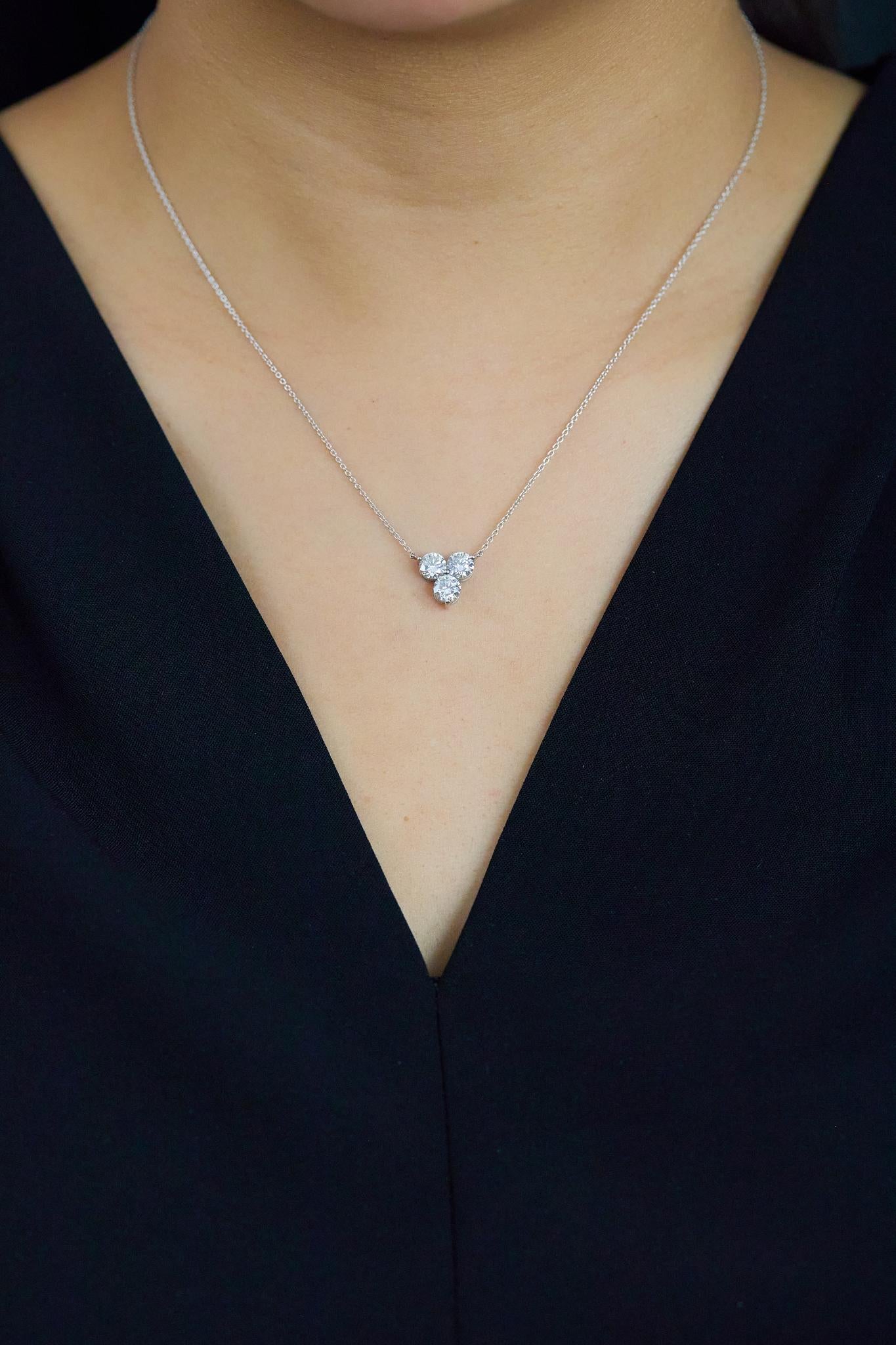 Collier pendentif trèfle en platine avec diamants ronds de 1,52 carat et taille brillante Neuf - En vente à New York, NY
