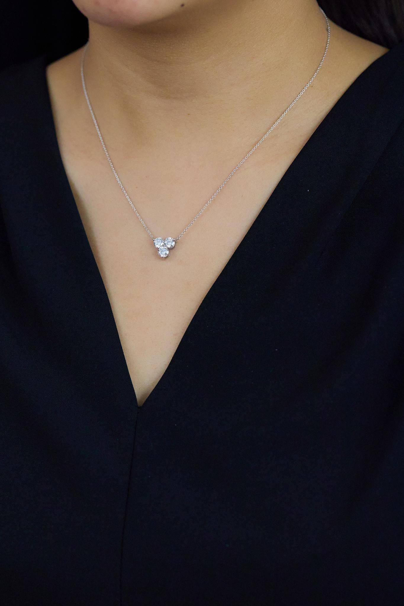Collier pendentif trèfle en platine avec diamants ronds de 1,52 carat et taille brillante Pour femmes en vente