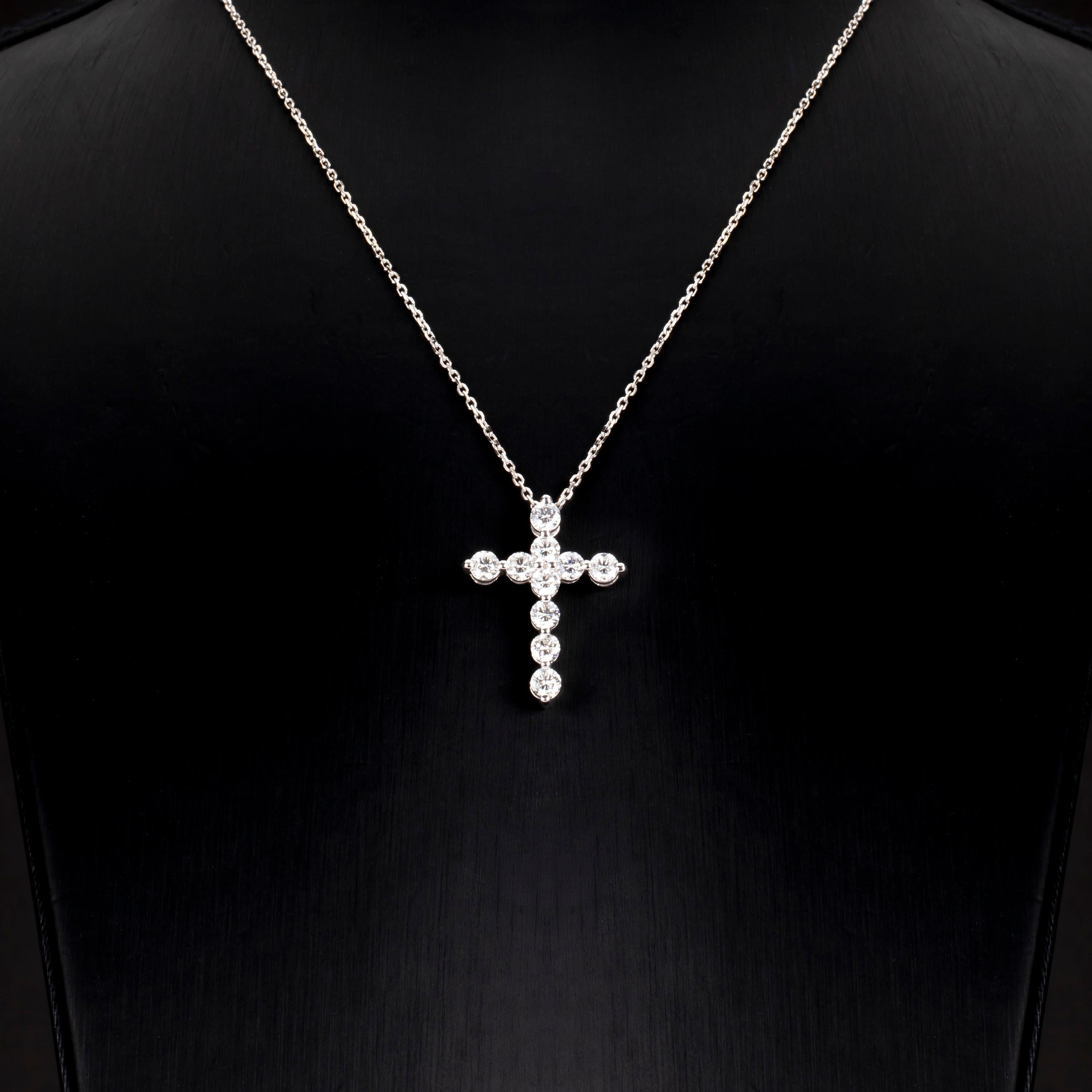 Contemporain Collier pendentif croix en or blanc 18 carats avec diamants ronds brillants de 1,52 carat en vente