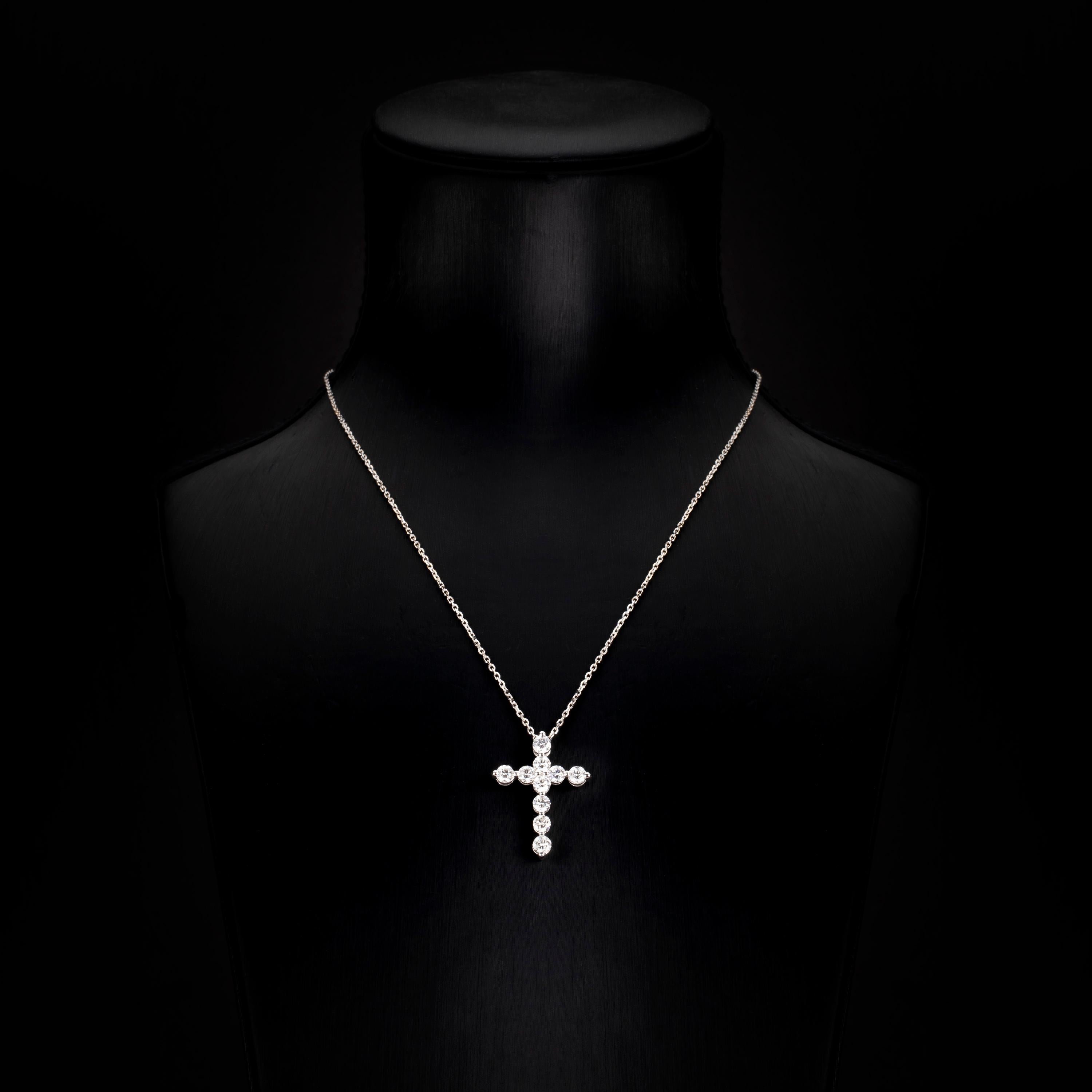 Taille ronde Collier pendentif croix en or blanc 18 carats avec diamants ronds brillants de 1,52 carat en vente