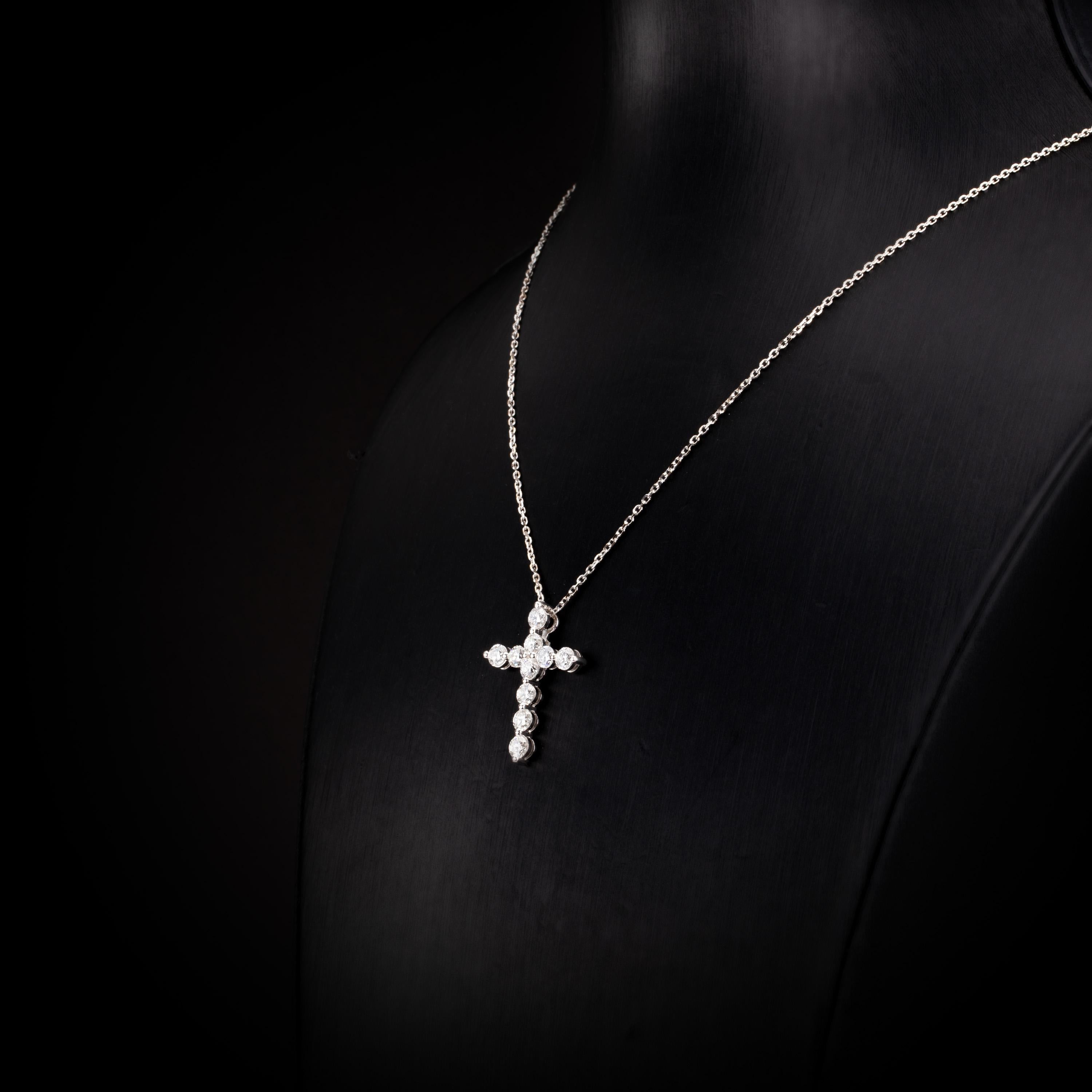 Contemporary 1.52 Carat Round Brilliant Diamond 18 Karat White Gold Cross Pendant Necklace For Sale