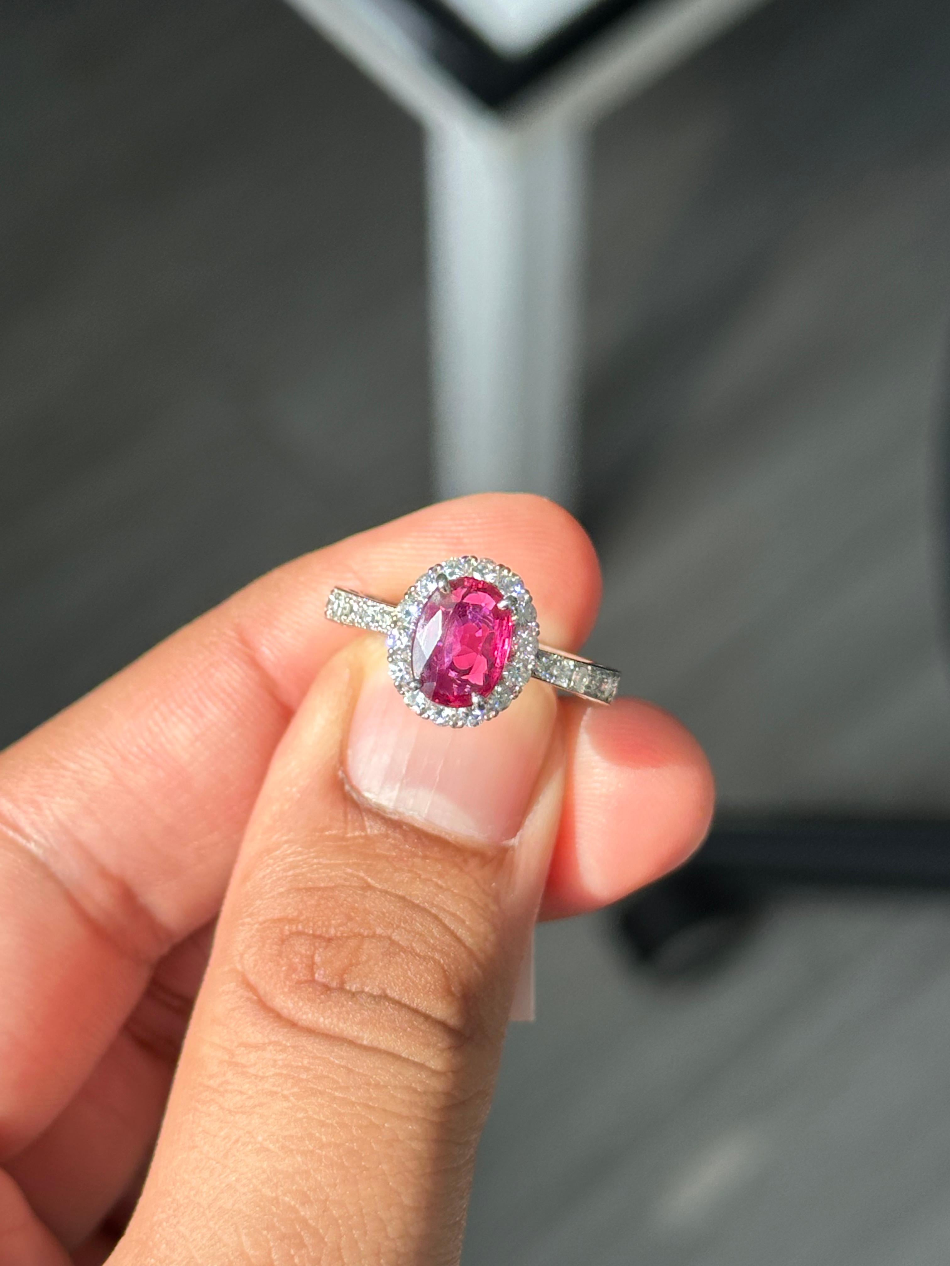 Faites preuve d'audace et de raffinement avec cette bague de cocktail exceptionnelle, ornée d'un rubis naturel de 1,52 carat en son centre. Encadré par un halo et des épaules de 0,84 carats de diamants naturels étincelants, ce modèle met en valeur