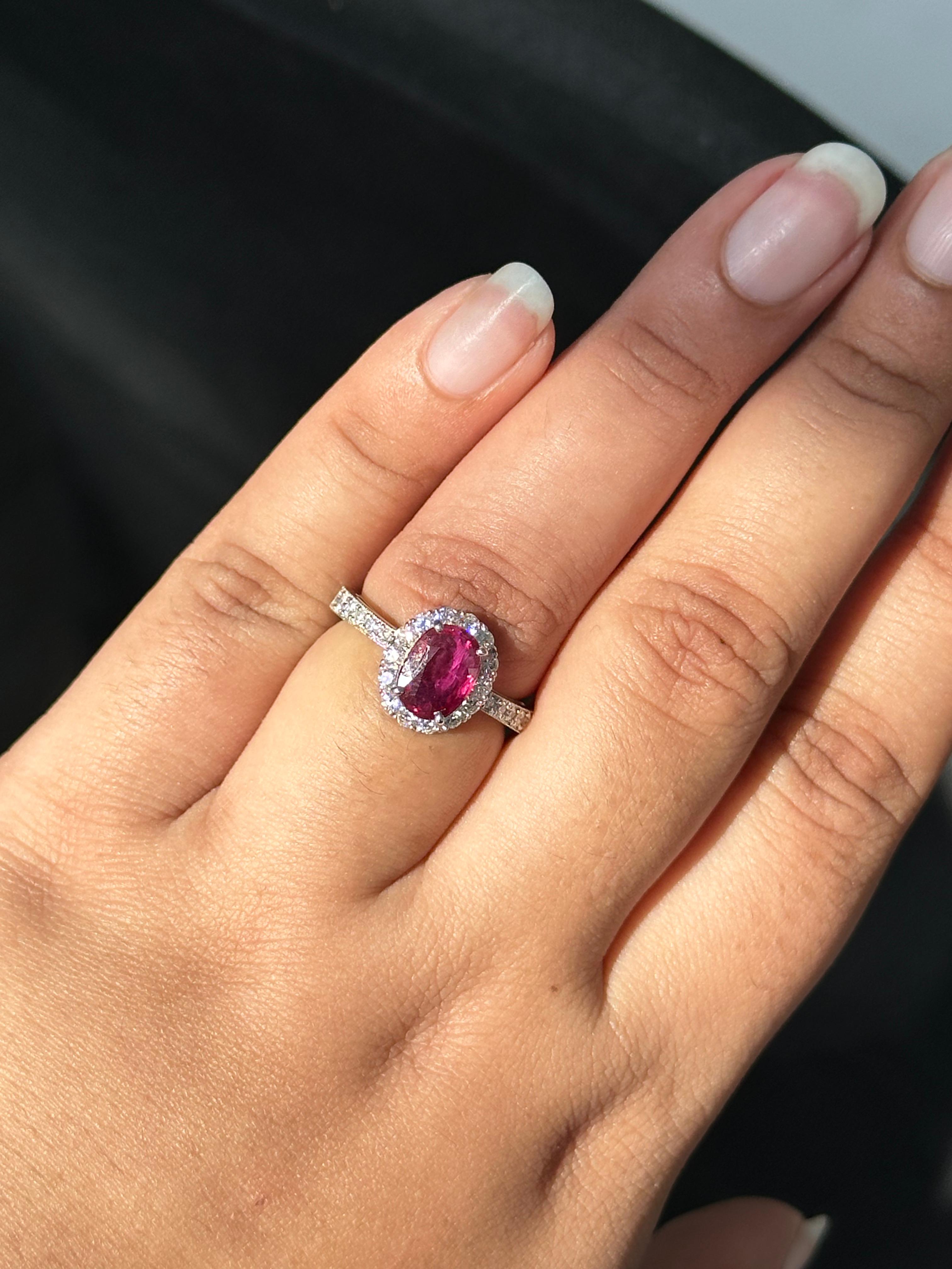 Art déco Bague de cocktail avec halo de rubis et de diamants de 1,52 carat en vente