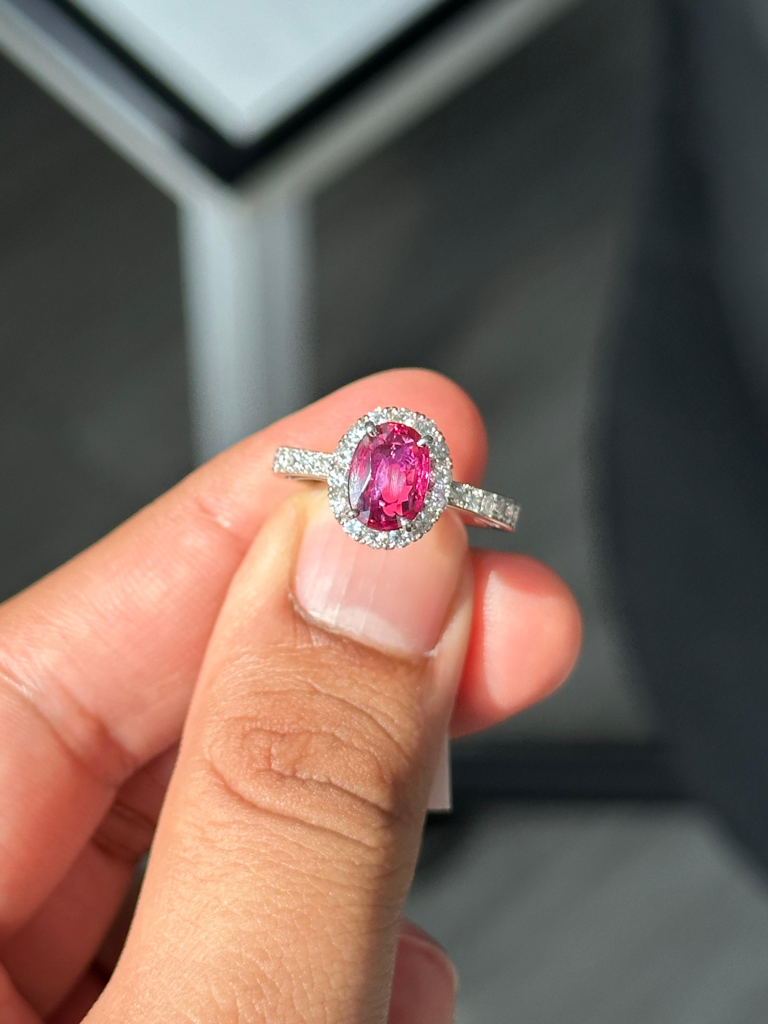 Taille ovale Bague de cocktail avec halo de rubis et de diamants de 1,52 carat en vente