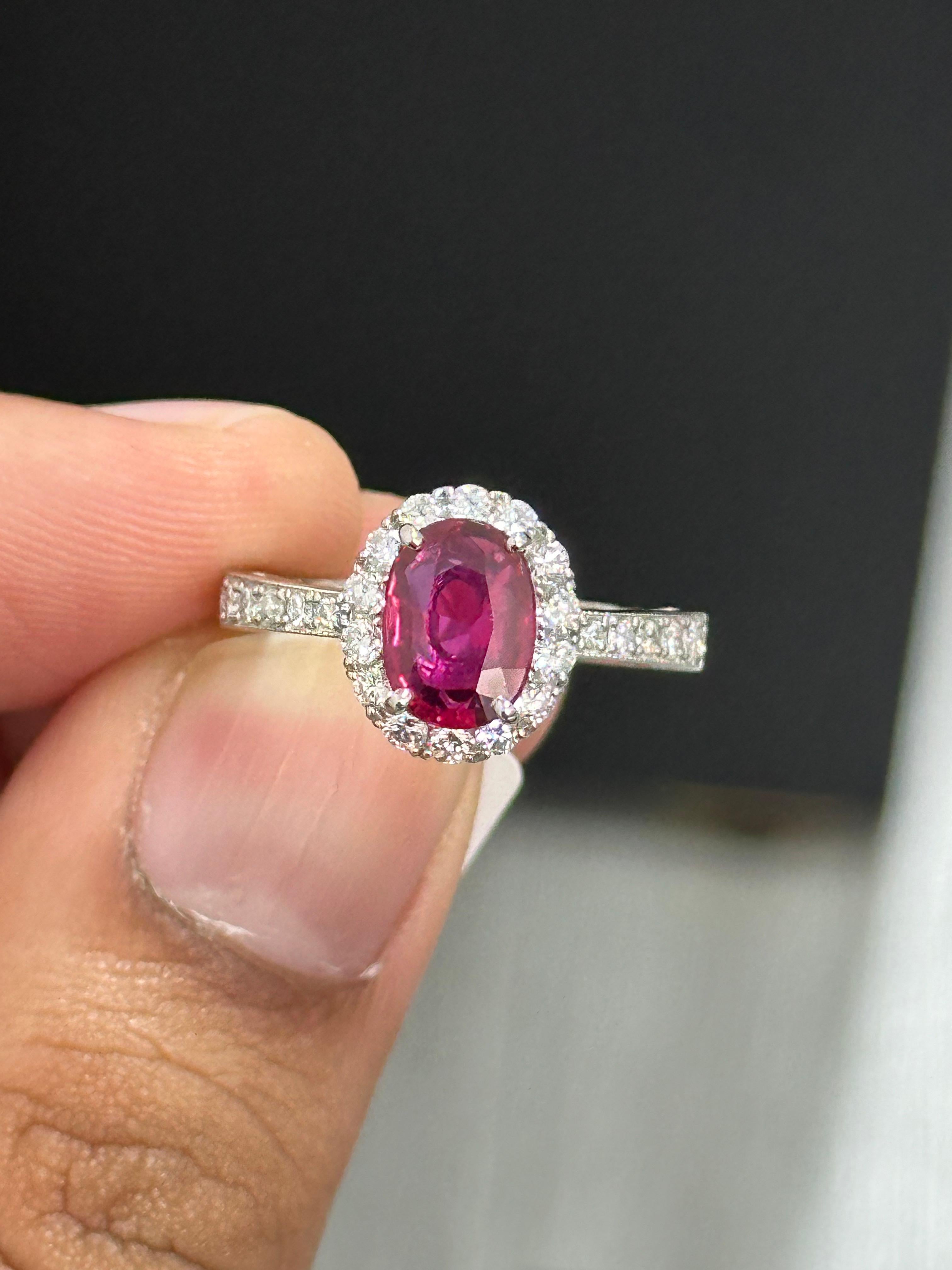 Bague de cocktail avec halo de rubis et de diamants de 1,52 carat Excellent état - En vente à Bangkok, TH