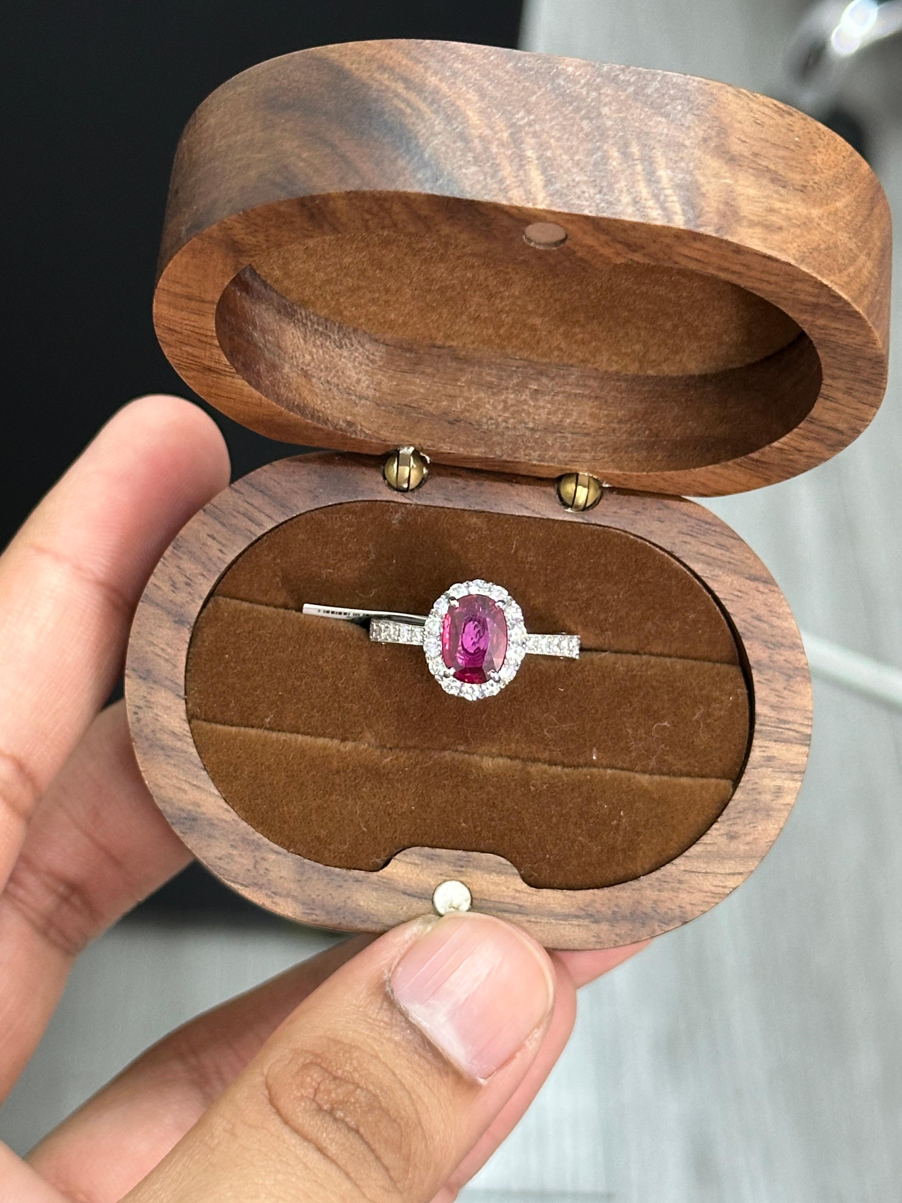 Bague de cocktail avec halo de rubis et de diamants de 1,52 carat Pour femmes en vente