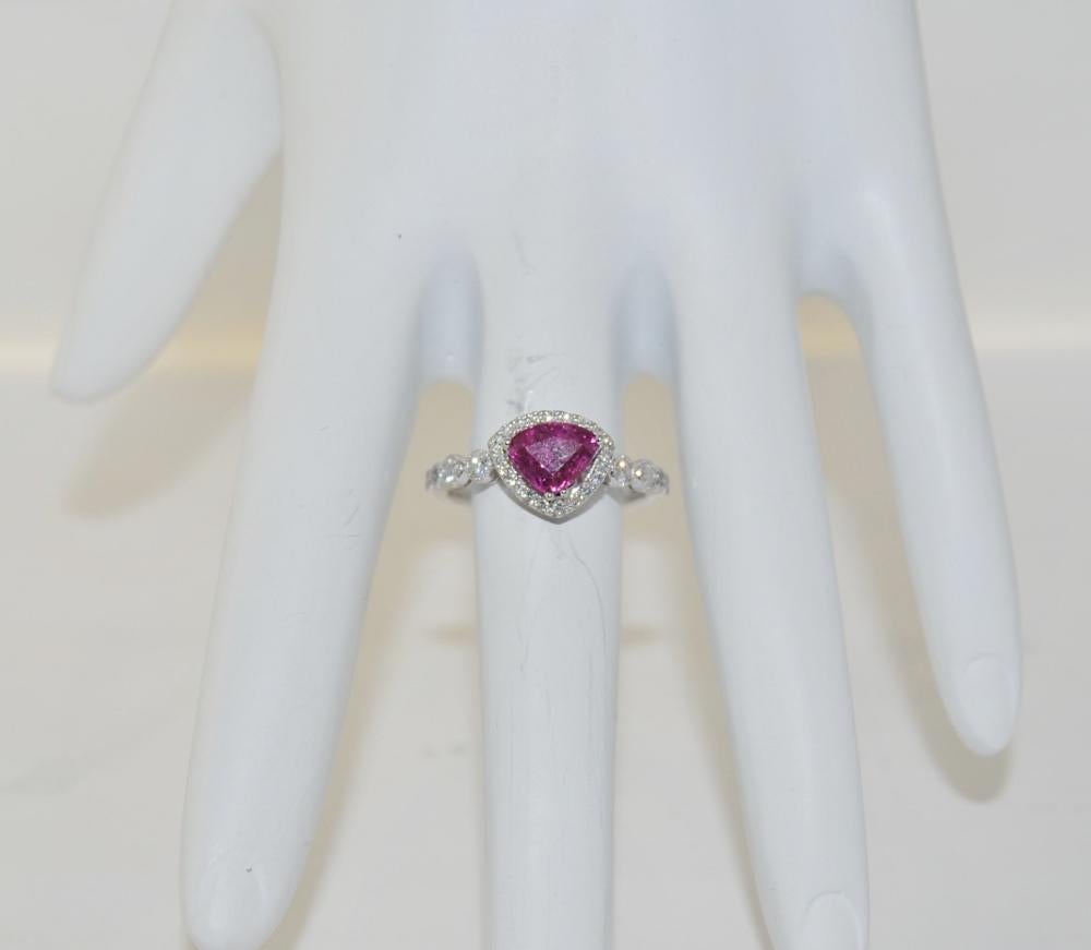 1.52 Carat Ruby and Diamond Ladies Ring, 18 Karat Gold In New Condition For Sale In Los Angeles, CA