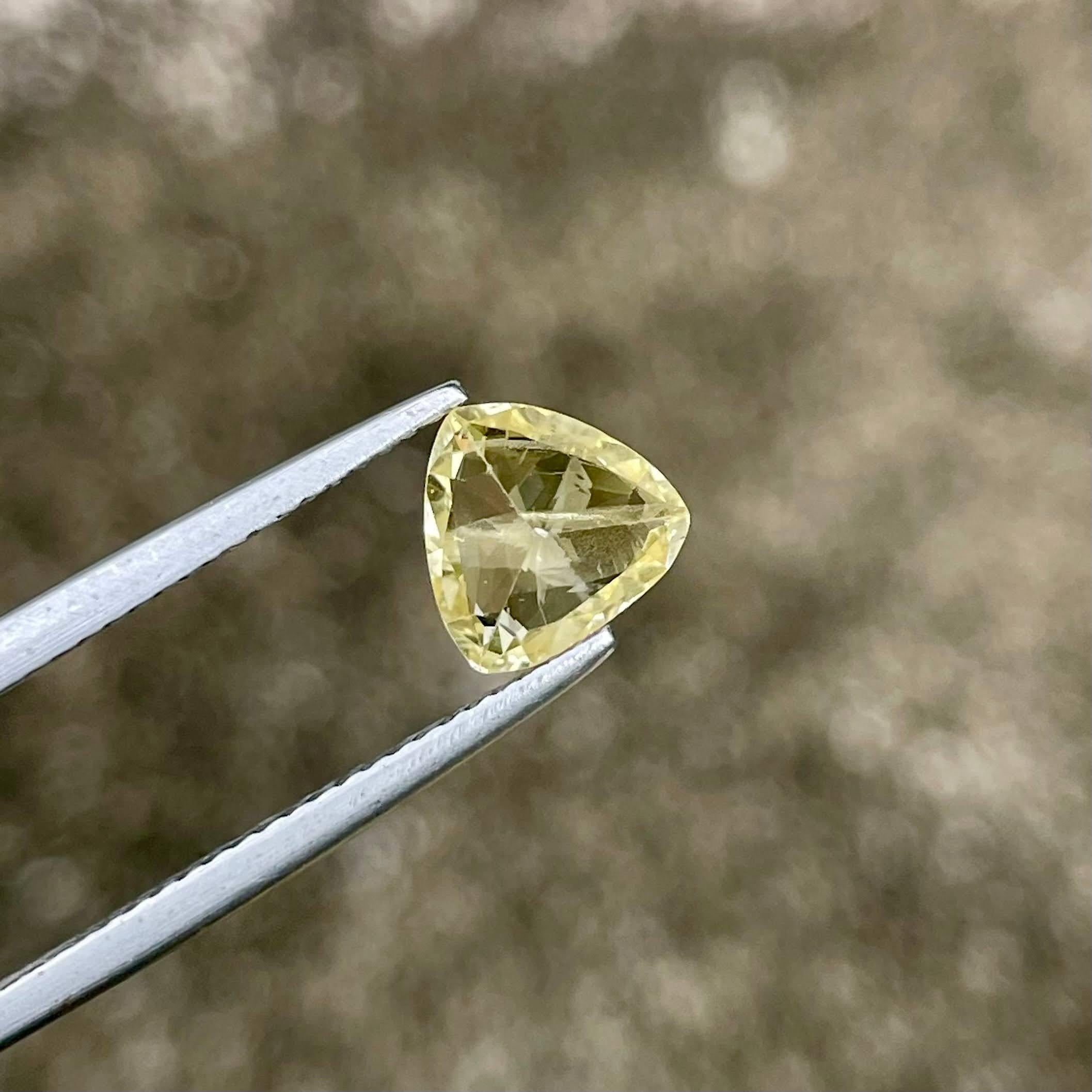 1.52 carats Fine Quality Yellow Sapphire Trilliant Cut Natural Sri Lankan Gem (Moderne) im Angebot