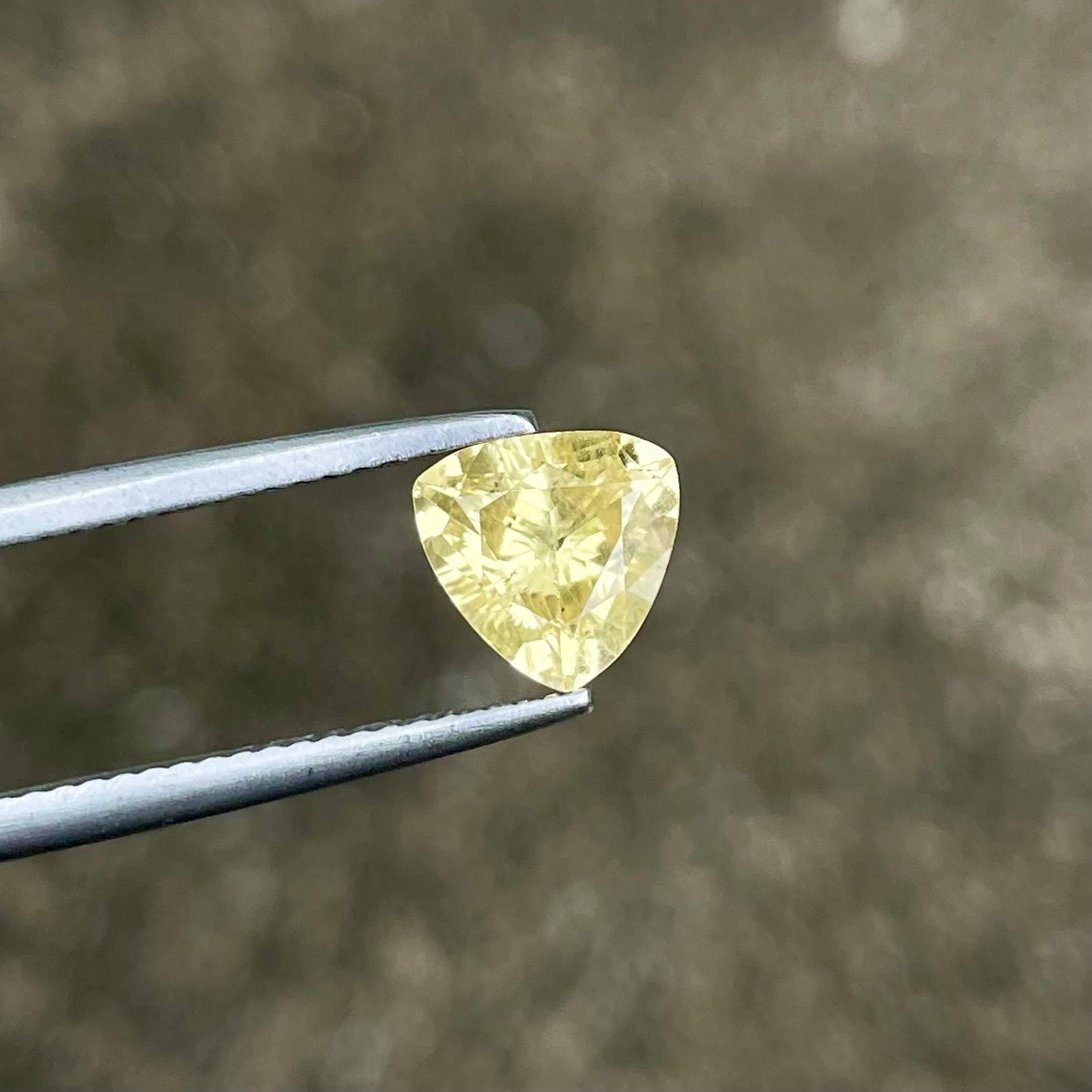 1.52 carats Fine Quality Yellow Sapphire Trilliant Cut Natural Sri Lankan Gem für Damen oder Herren im Angebot