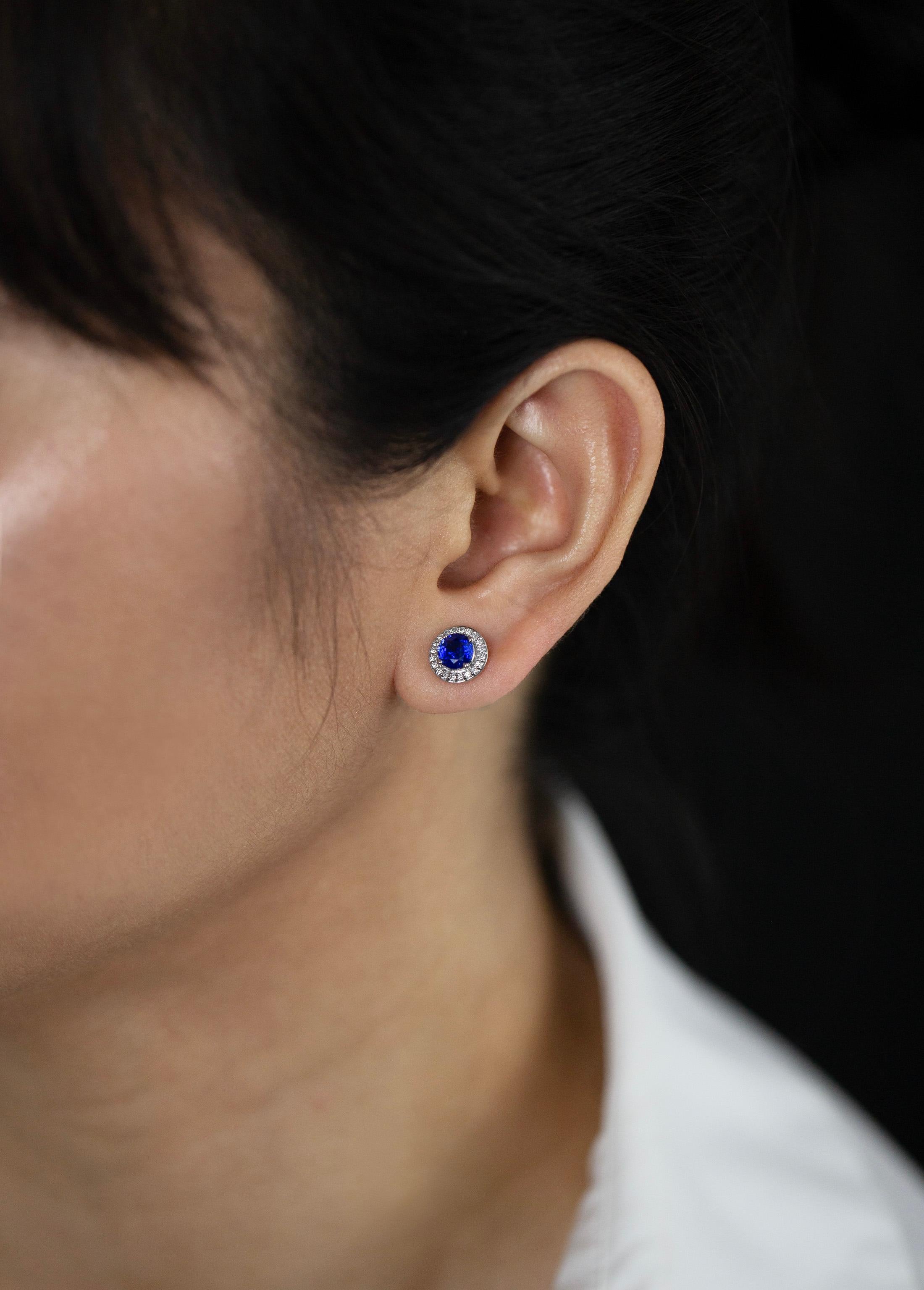 Taille ronde Clous d'oreilles en saphir bleu royal de taille ronde et diamants de 1,52 carat au total en vente