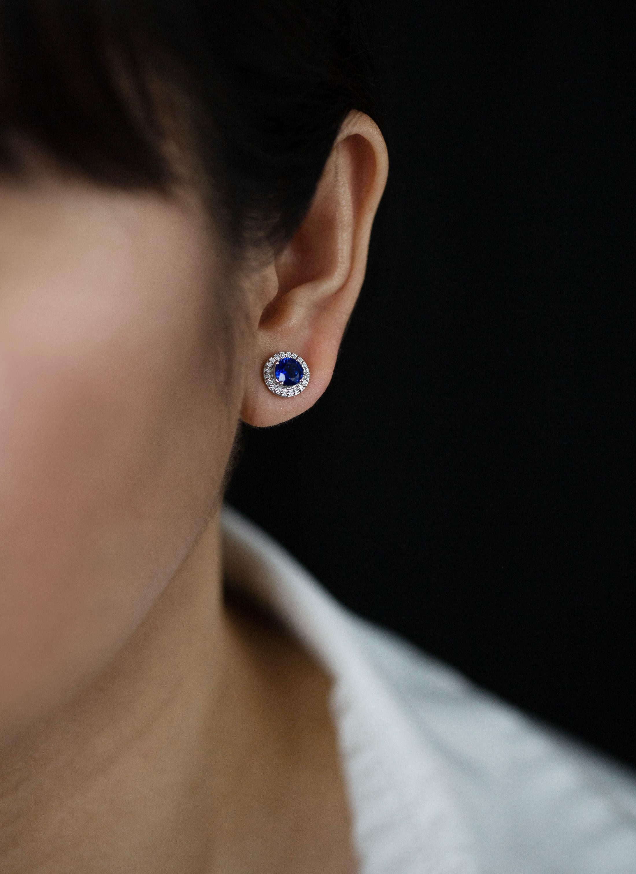 Clous d'oreilles en saphir bleu royal de taille ronde et diamants de 1,52 carat au total  Pour femmes en vente