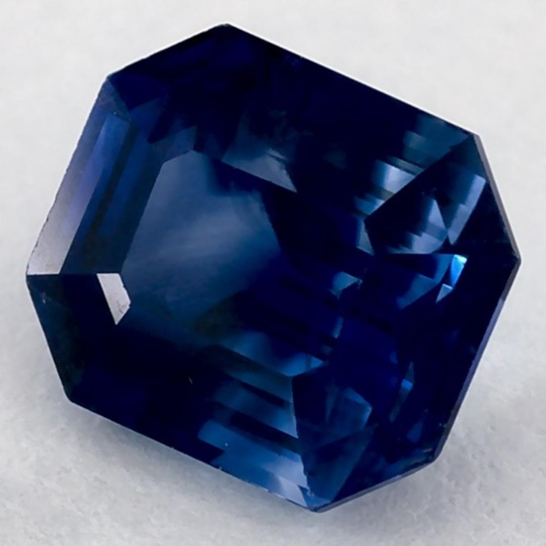 Una piedra de nacimiento de septiembre muy preciosa con un encantador color azul. Se cree que traen buena suerte y fortuna a la vida.

Explora la vibrante colección de esmeraldas, rubíes y zafiros de nuestra tienda, disponibles como gemas sueltas y
