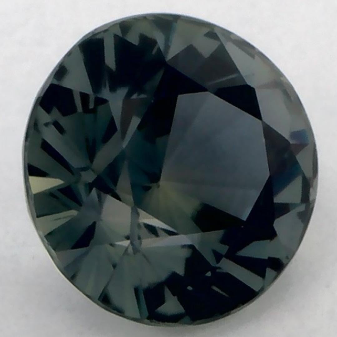 Dieser natürliche grüne Saphir bietet Eleganz und Raffinesse. Mit seiner satten Farbsättigung und seinem präzisen Schliff ist er das perfekte Herzstück für einen Verlobungsring oder ein luxuriöses Schmuckdesign.

Dieser Saphir stammt aus Sri Lanka