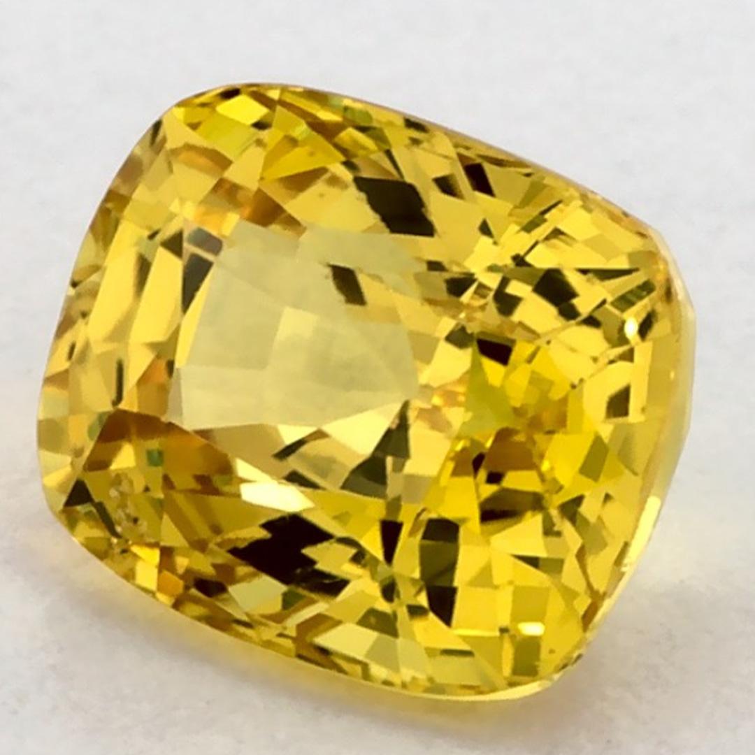 Ce saphir jaune naturel offre élégance et sophistication. Avec sa couleur gracieuse, sa clarté et son caractère naturel, ce saphir est un excellent choix pour créer des bijoux sur mesure tels que des bagues de fiançailles, des pendentifs ou des