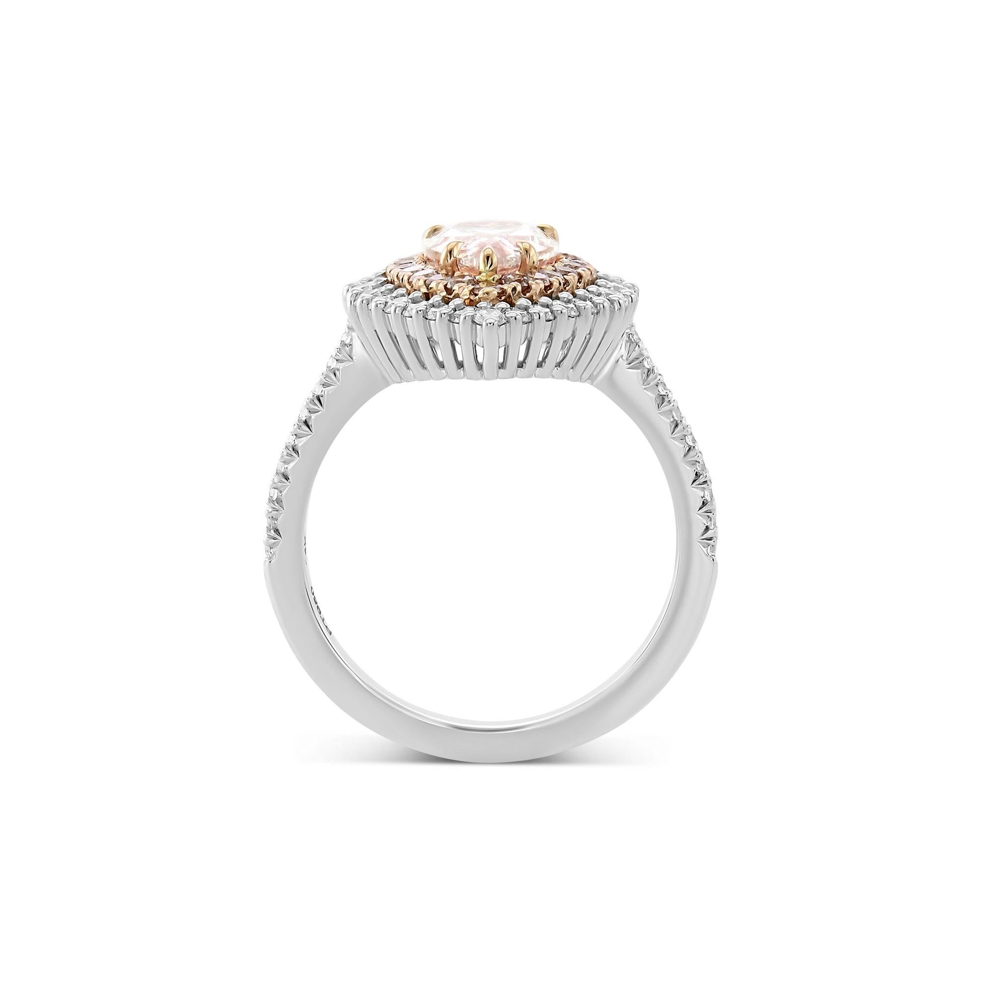 Fabuloso anillo de doble halo de diamantes pera de color marrón rosáceo claro, con un diamante pera de 1,52cts certificado por el GIA. El anillo está acentuado con un halo abierto de pave de 2 colores, y con piedras laterales en el cuerpo. Montado