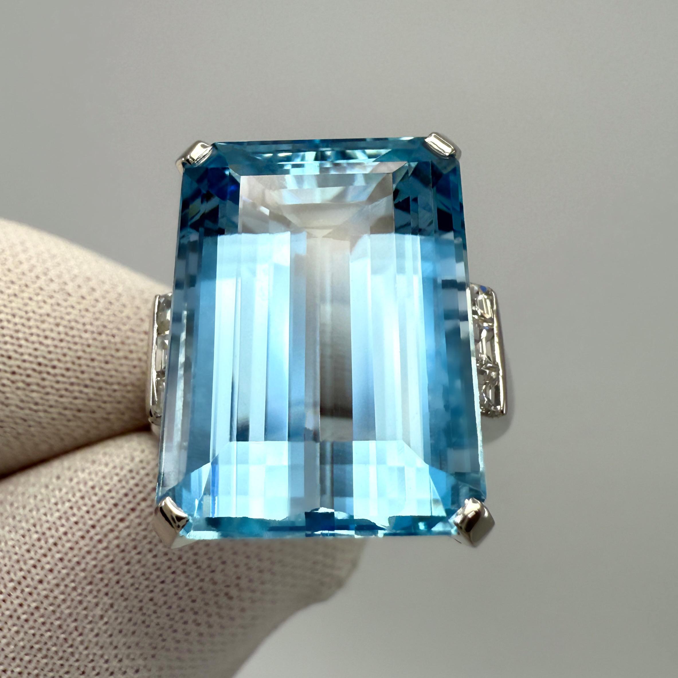 Seltene Top Grade Santa Maria Blau Aquamarin und Diamant Platin Ring.

Atemberaubender Platinring mit einem 15.21 Karat großen, intensiv blauen Santa-Maria-Aquamarin. 
Ein feiner farbiger Stein mit ausgezeichneter Klarheit und einem hervorragenden