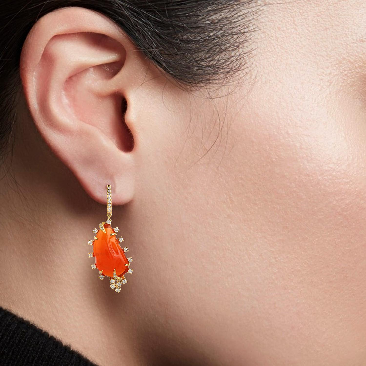 Coulée en or 18 carats. Ces boucles d'oreilles sont serties à la main de 15,22 carats d'opale de feu et de 0,84 carats de diamants étincelants.

SUIVRE  La vitrine de MEGHNA JEWELS pour découvrir la dernière collection et les pièces exclusives. 