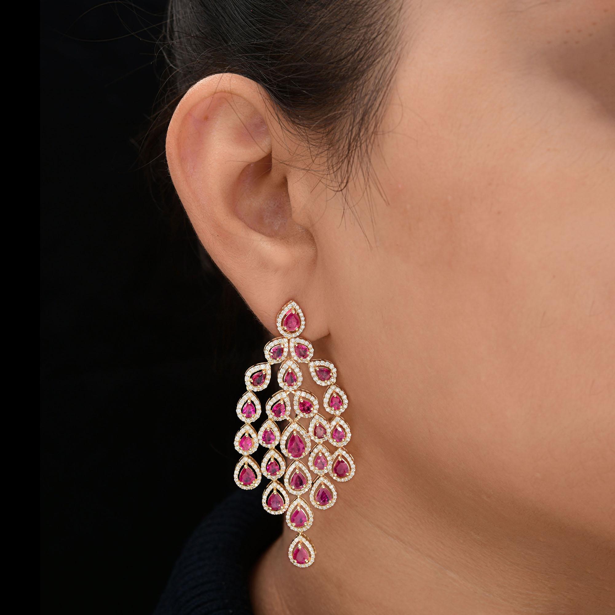 15,23 Tcw Natürlicher Rubin Halo Diamant Kronleuchter Tropfen Ohrringe 18 Karat Gelbgold.
Die Ohrringe bestehen aus einem opulenten, geschichteten Bündel, das an einen Wasserfall oder eine Weinrebe erinnert. Mehrere brillante, birnenförmige Rubine