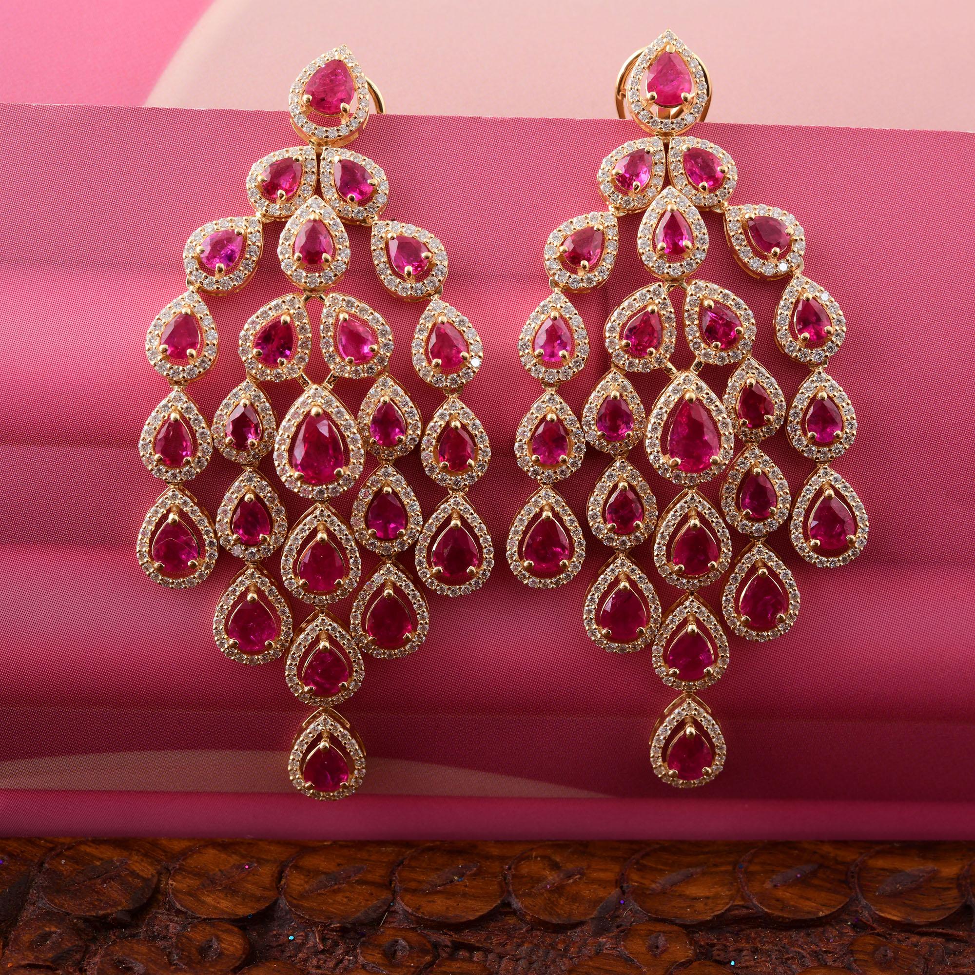 15.23Tcw Natürlicher Rubin Halo Diamant Kronleuchter Tropfen Ohrringe 18 Karat Gelbgold Damen im Angebot