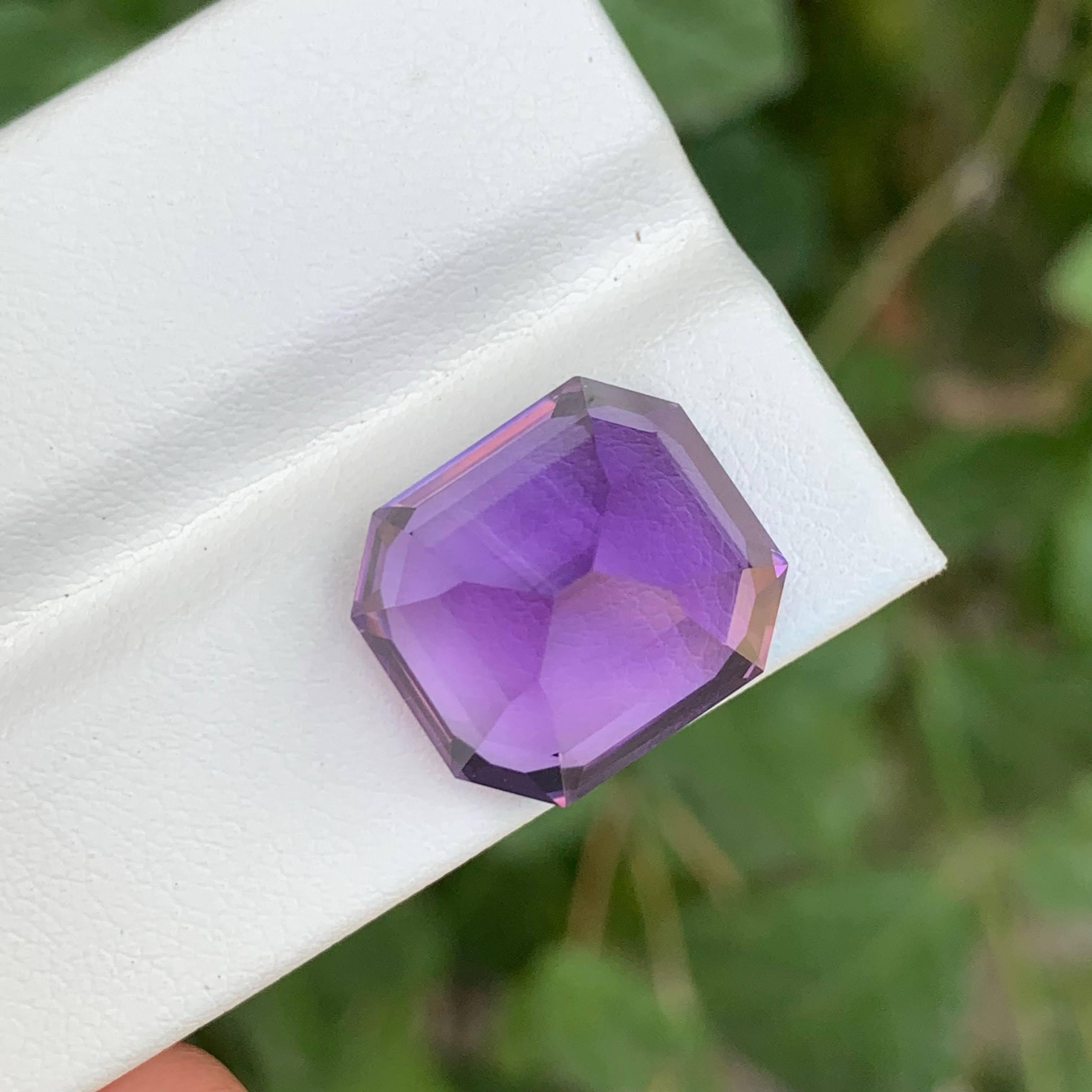Moderne 15.25 Carat Loose Royal Purple Amethyst Emerald Cut Natural Brazilian Gemstone (Améthyste royale pourpre taillée en émeraude) en vente