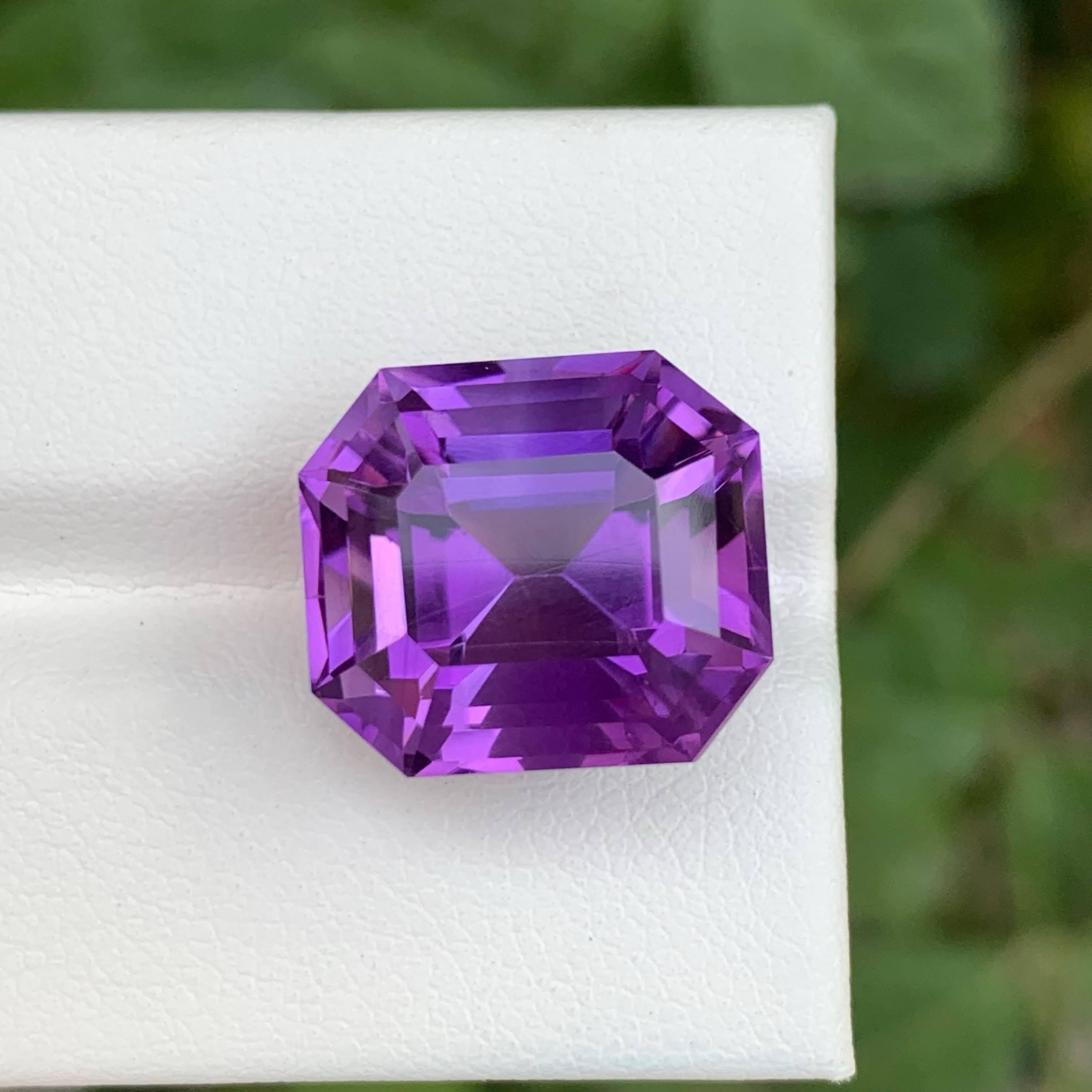 15.25 Carat Loose Royal Purple Amethyst Emerald Cut Natural Brazilian Gemstone (Améthyste royale pourpre taillée en émeraude) en vente 1