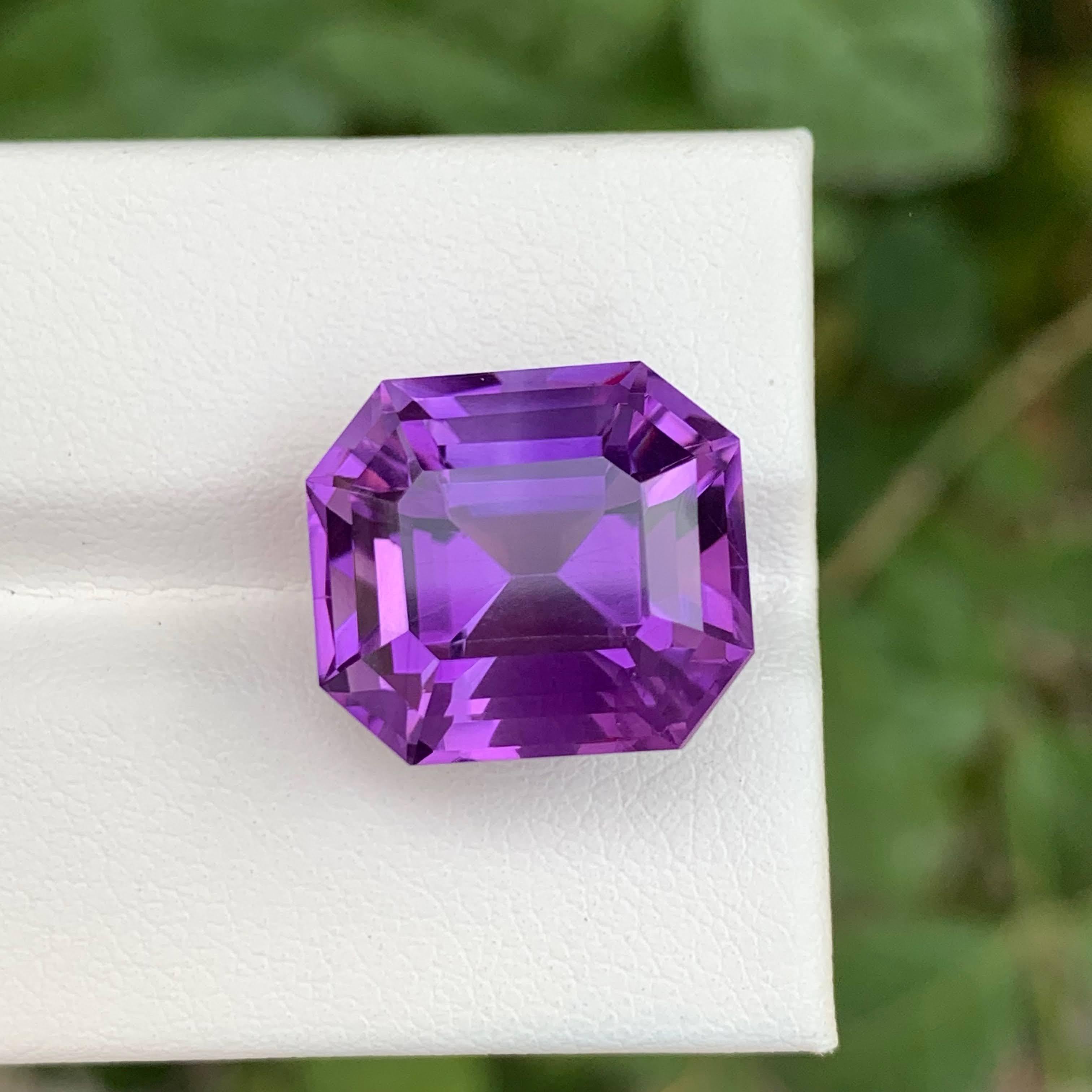 15.25 Carat Loose Royal Purple Amethyst Emerald Cut Natural Brazilian Gemstone (Améthyste royale pourpre taillée en émeraude) en vente 2