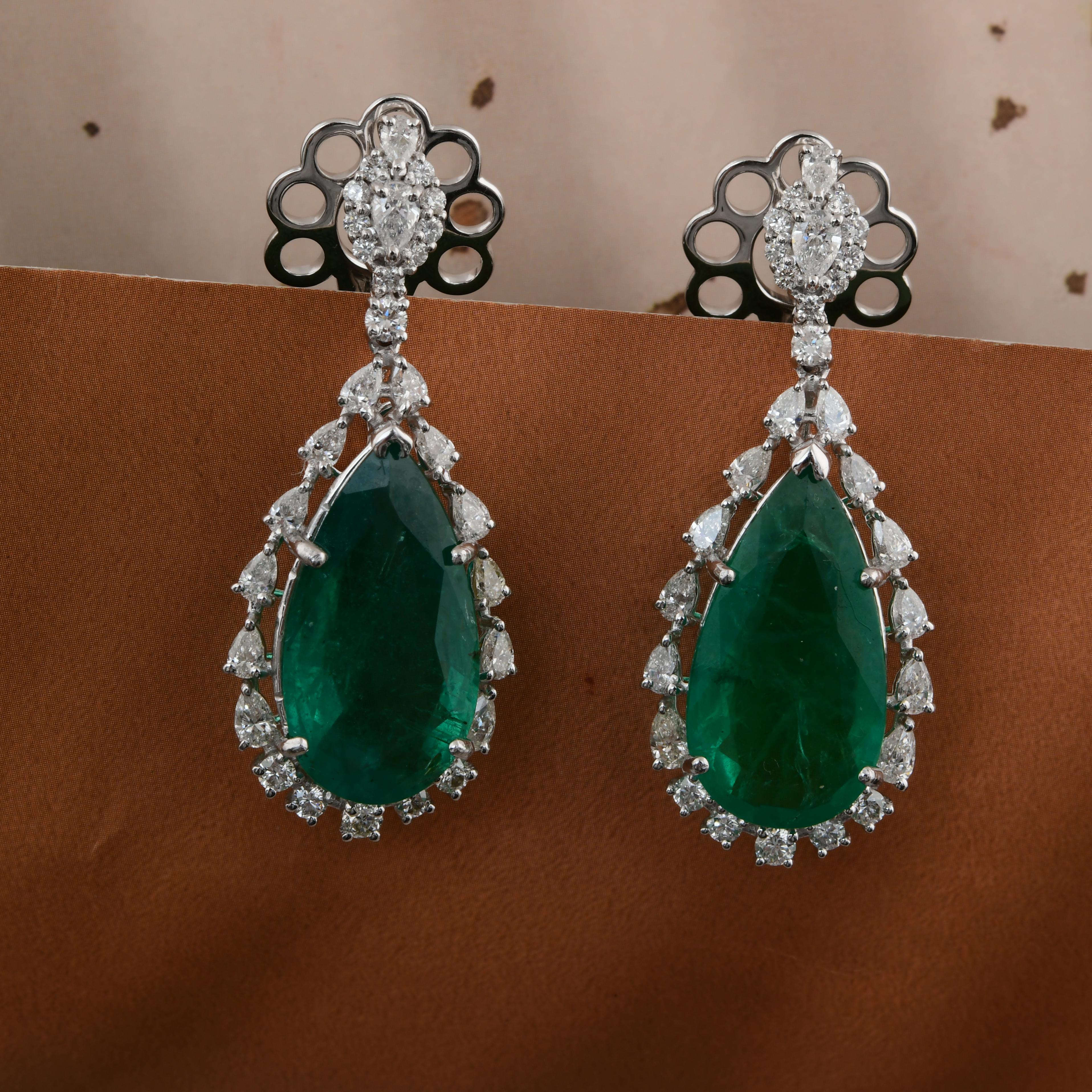 Diese exquisiten Ohrringe sind aus 18-karätigem Gold gegossen und mit einem sambischen Smaragd von 15,25 Karat und funkelnden Diamanten von 2,01 Karat besetzt.

FOLLOW SPECTRUM JEWELS Storefront, um die neueste Collection'S und exklusive Stücke zu