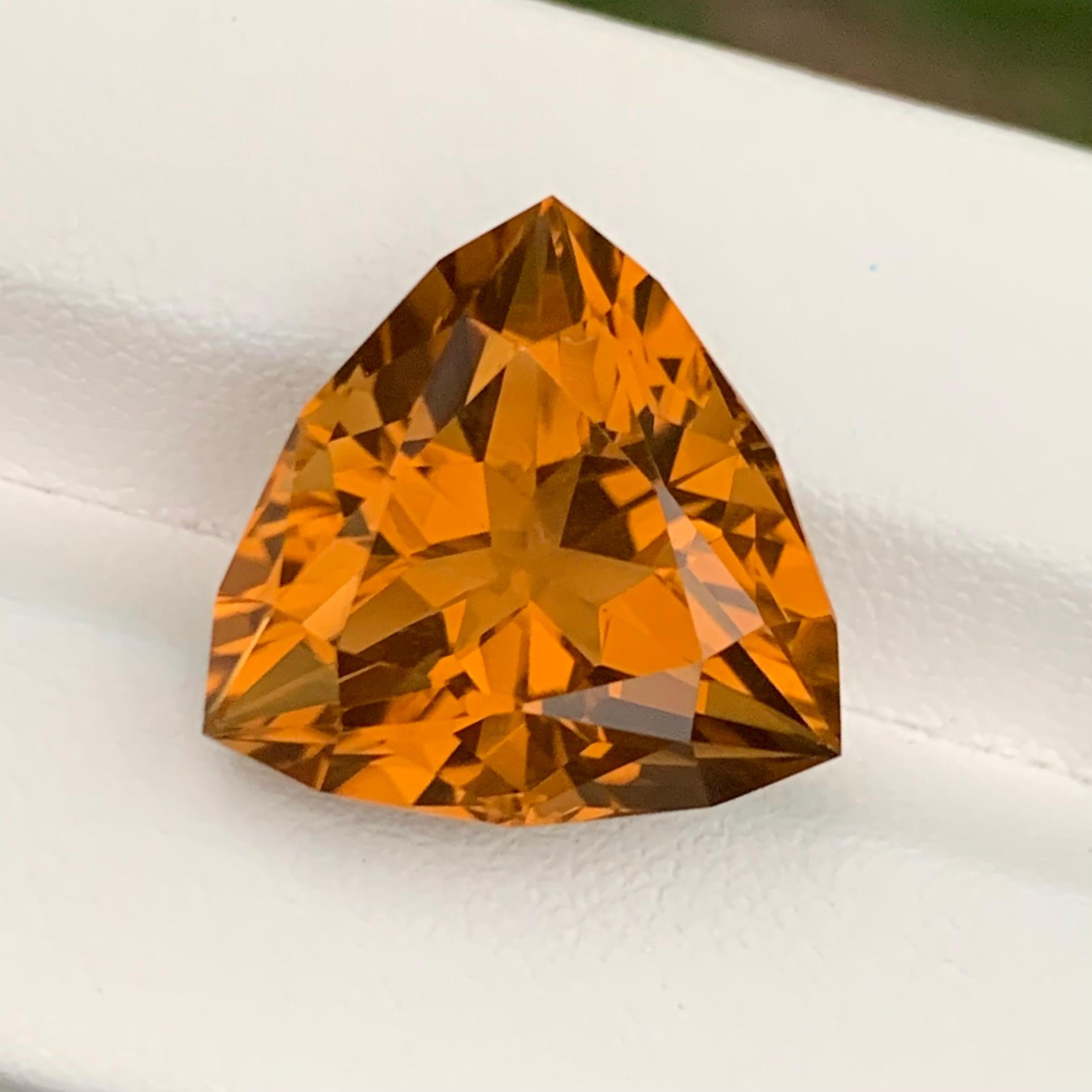 15.25 carats Citrine miel en vrac Forme trillion en vente 2