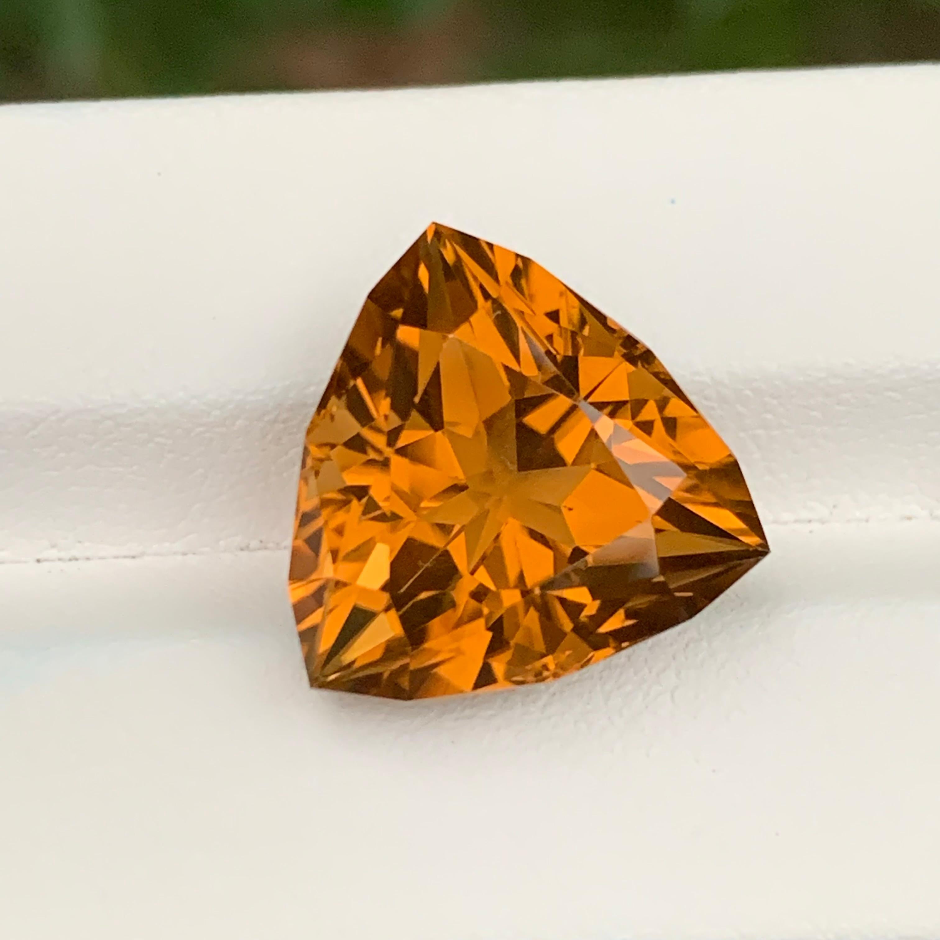 15.25 carats Citrine miel en vrac Forme trillion en vente 3