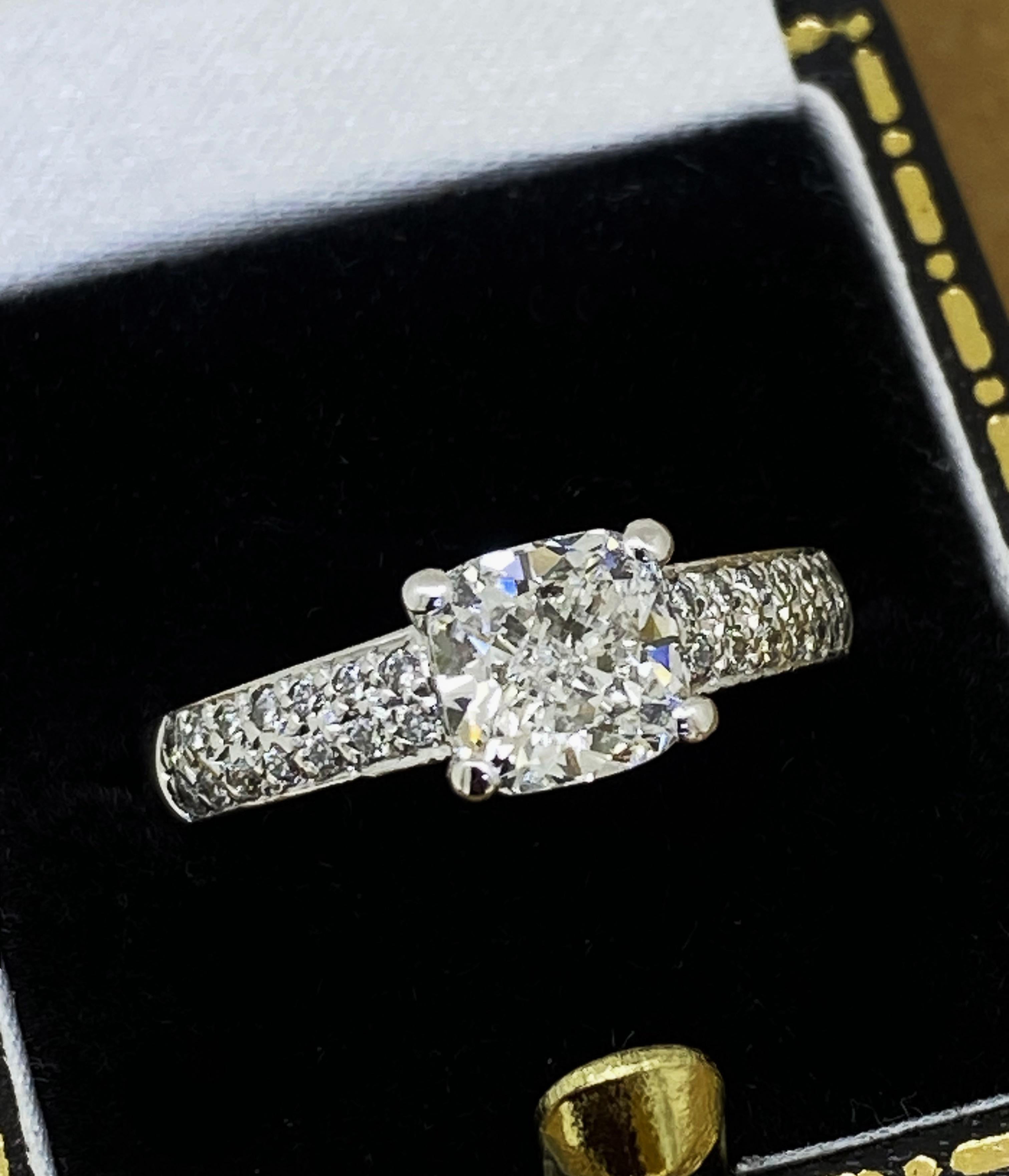 Con 1,80 ct (en total) de Diamantes Naturales Extraídos de la Tierra de primera calidad,
esta magnífica pieza de joyería hecha a mano fue elaborada 
con refinada elegancia y gran atención a los detalles
por el renombrado joyero de Melbourne