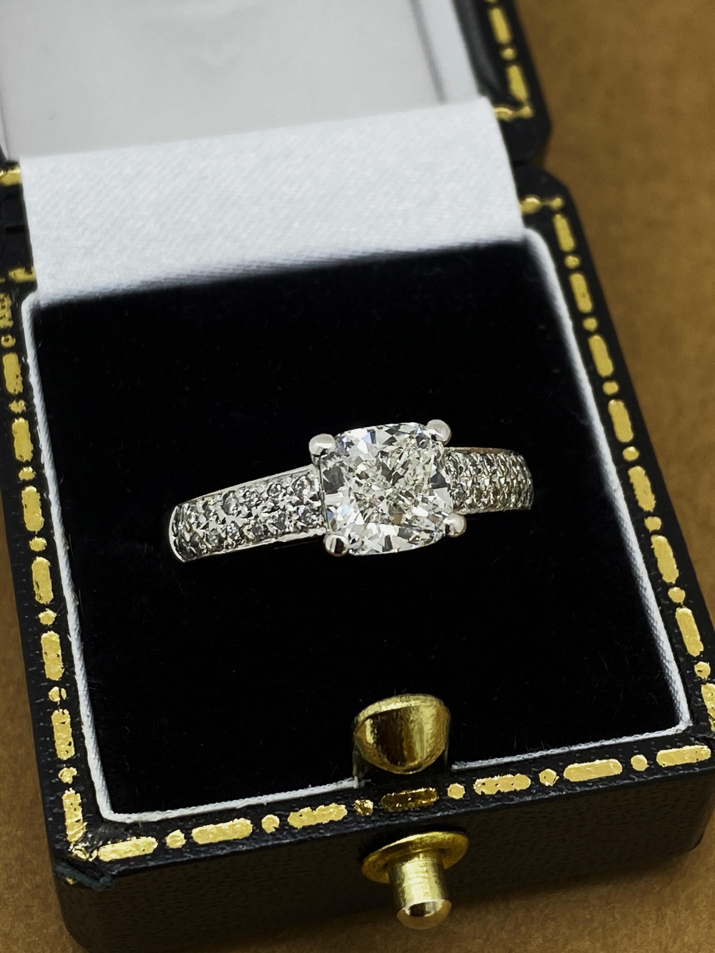 1,52 ct Diamante talla cojín extraído de la tierra GIA (E/SI) Anillo de oro blanco de 18 quilates de Diamor. Corte cojín en venta