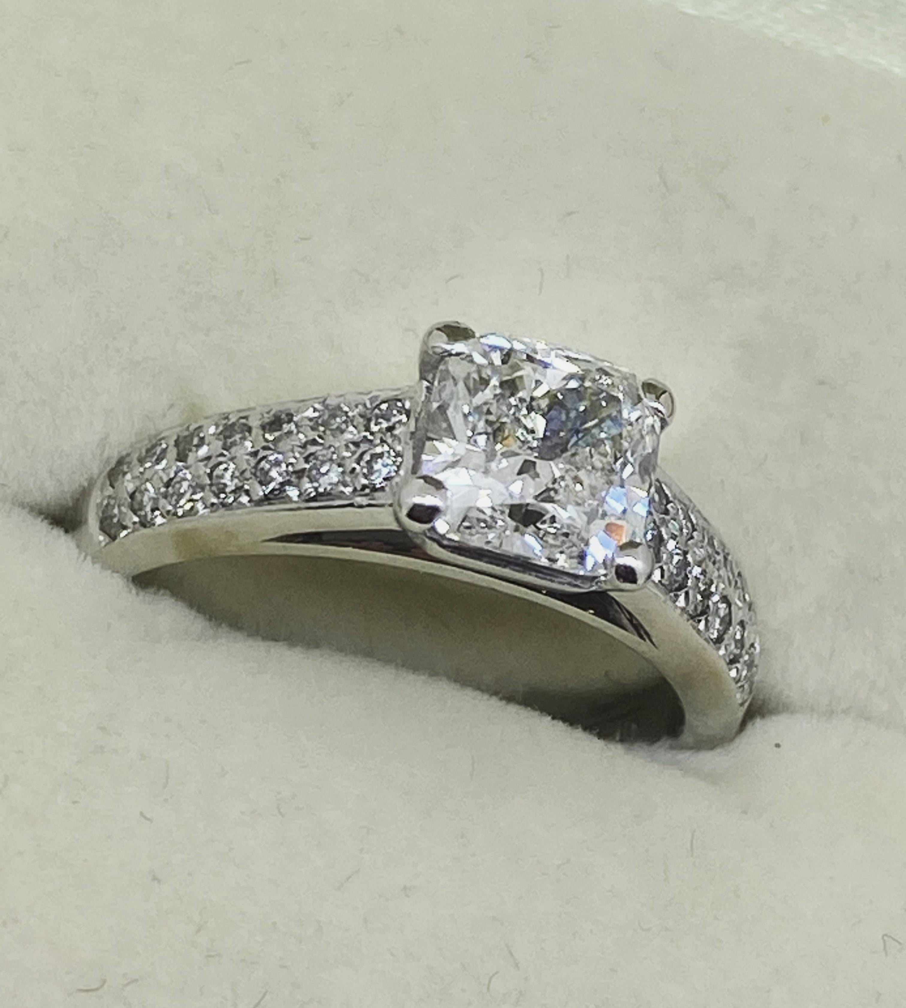 De las mujeres 1,52 ct Diamante talla cojín extraído de la tierra GIA (E/SI) Anillo de oro blanco de 18 quilates de Diamor. en venta