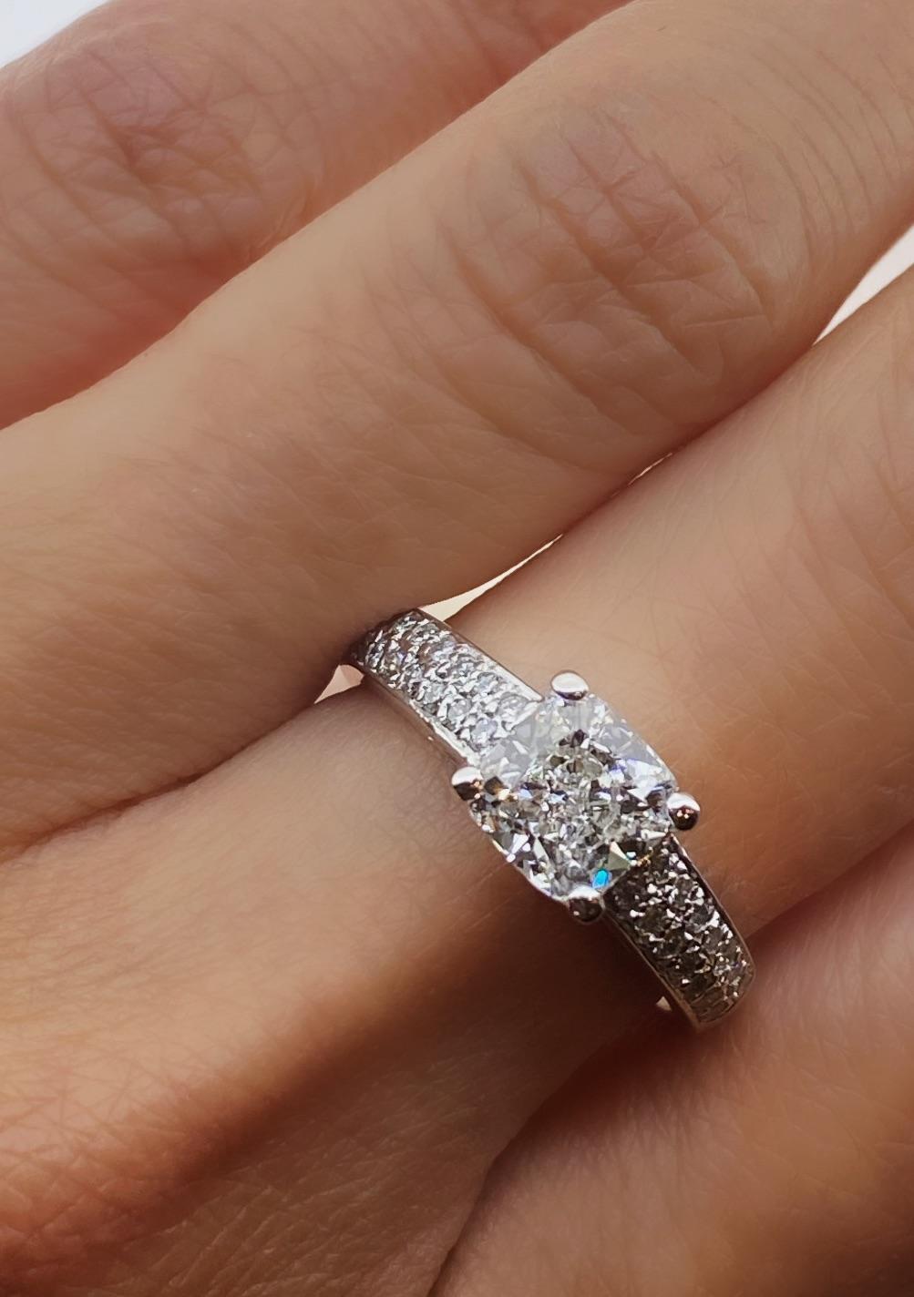 1,52 ct Diamante talla cojín extraído de la tierra GIA (E/SI) Anillo de oro blanco de 18 quilates de Diamor. en venta 3