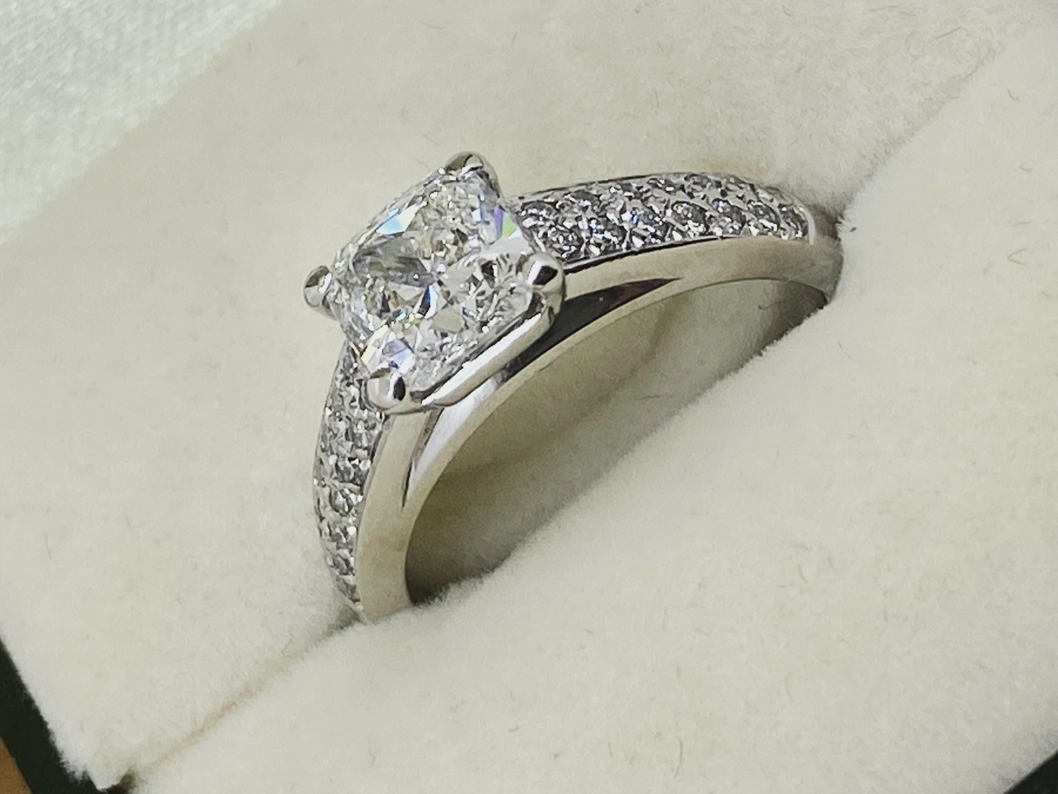 1,52 ct Diamante talla cojín extraído de la tierra GIA (E/SI) Anillo de oro blanco de 18 quilates de Diamor. en venta 4