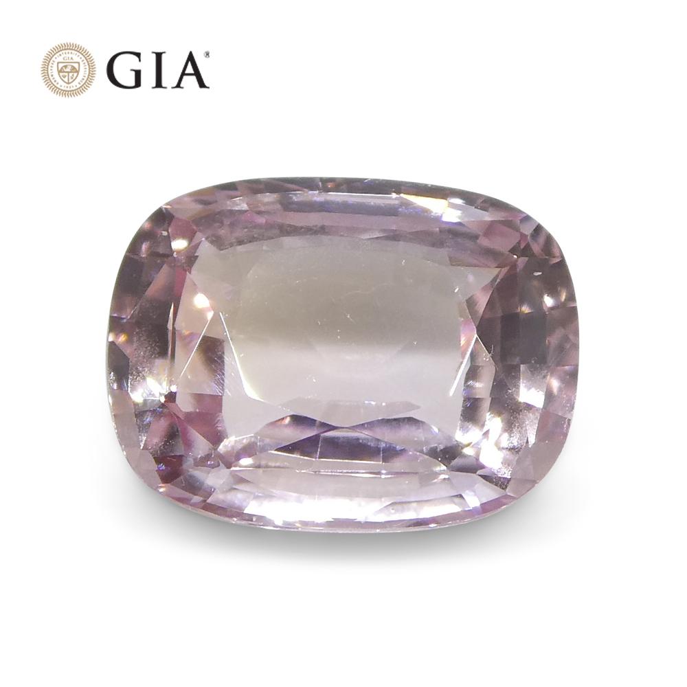 Dies ist ein atemberaubender GIA-zertifizierter Padparadscha-Saphir 

Der GIA-Bericht lautet wie folgt:

GIA-Berichtsnummer: 2211962447
Die Form: Kissen
Schneidestil: 
Schnittart: Krone: Modifizierter Brillantschliff
Schnittstil: Pavillon: