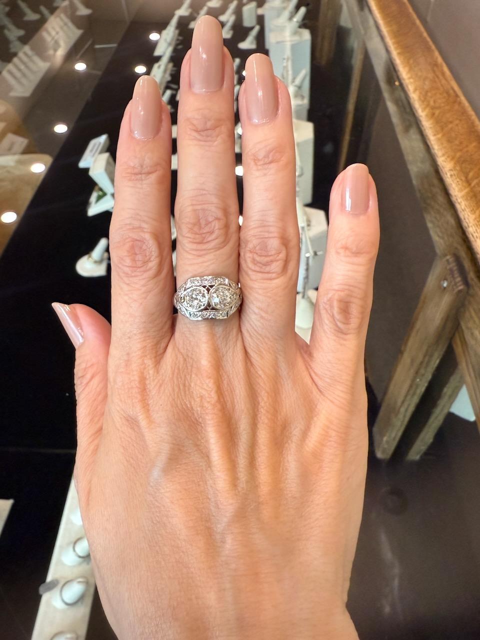 Femenino o masculino Anillo Art Déco Antiguo de Platino con Diamantes de 1,52 qt en venta