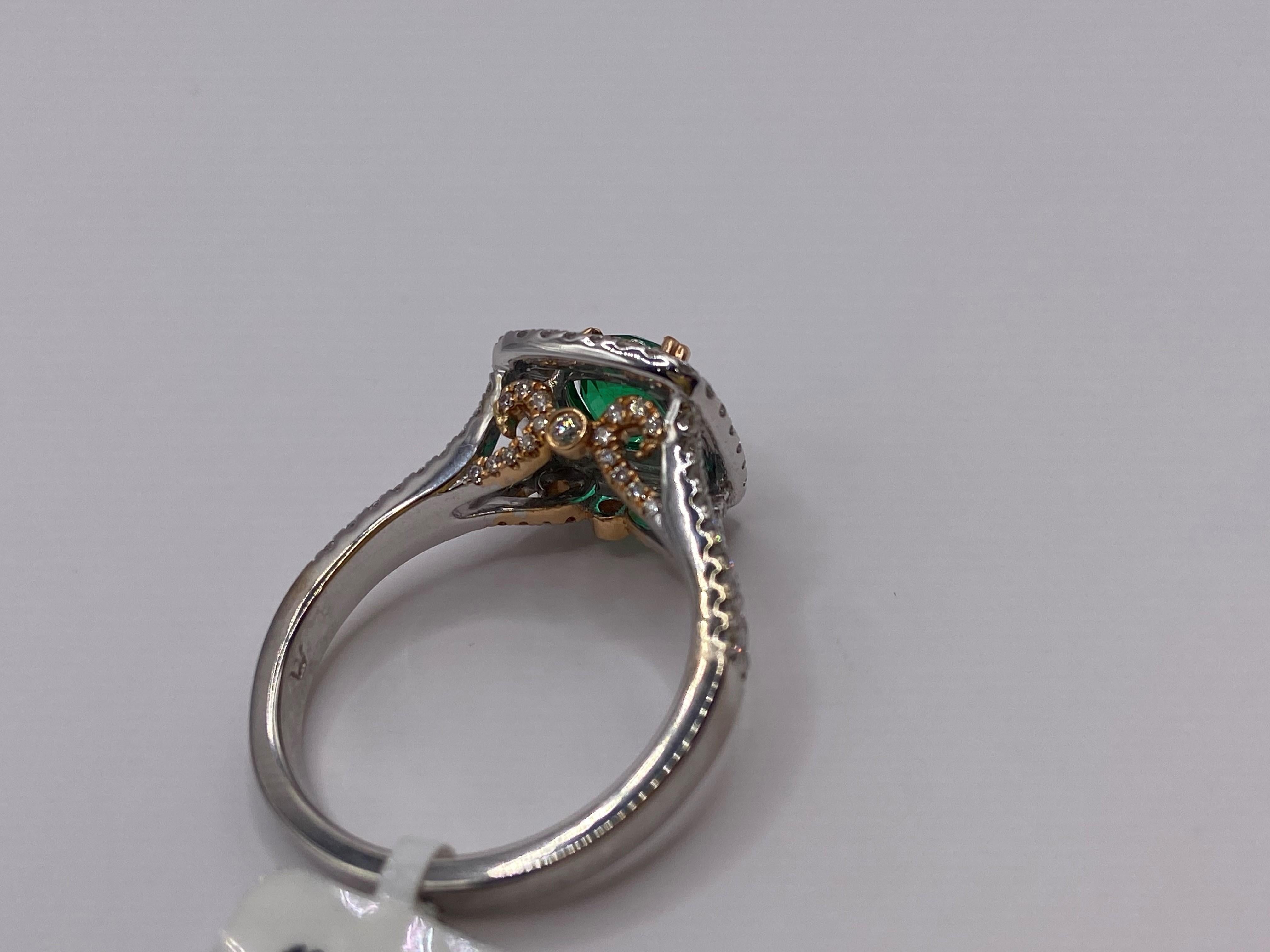 1,52 Karat runder Smaragd & Diamant Doppel-Halo-Ring aus 18KT Roségold und Weißgold (Moderne) im Angebot