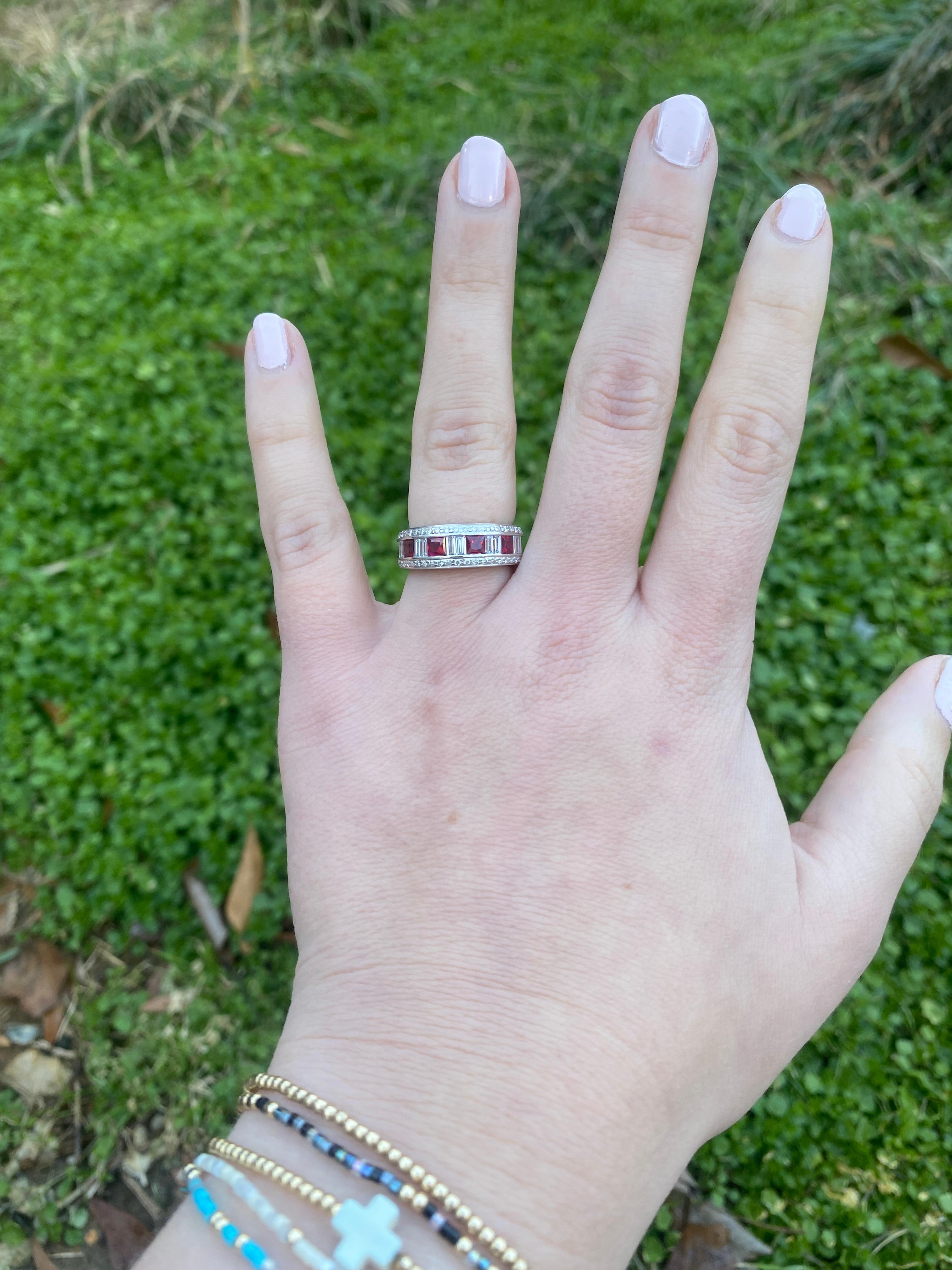 Bague à anneau épais en or blanc 18 carats avec rubis et diamants 1,52 ctw, taille de bague 6,25 en vente 2