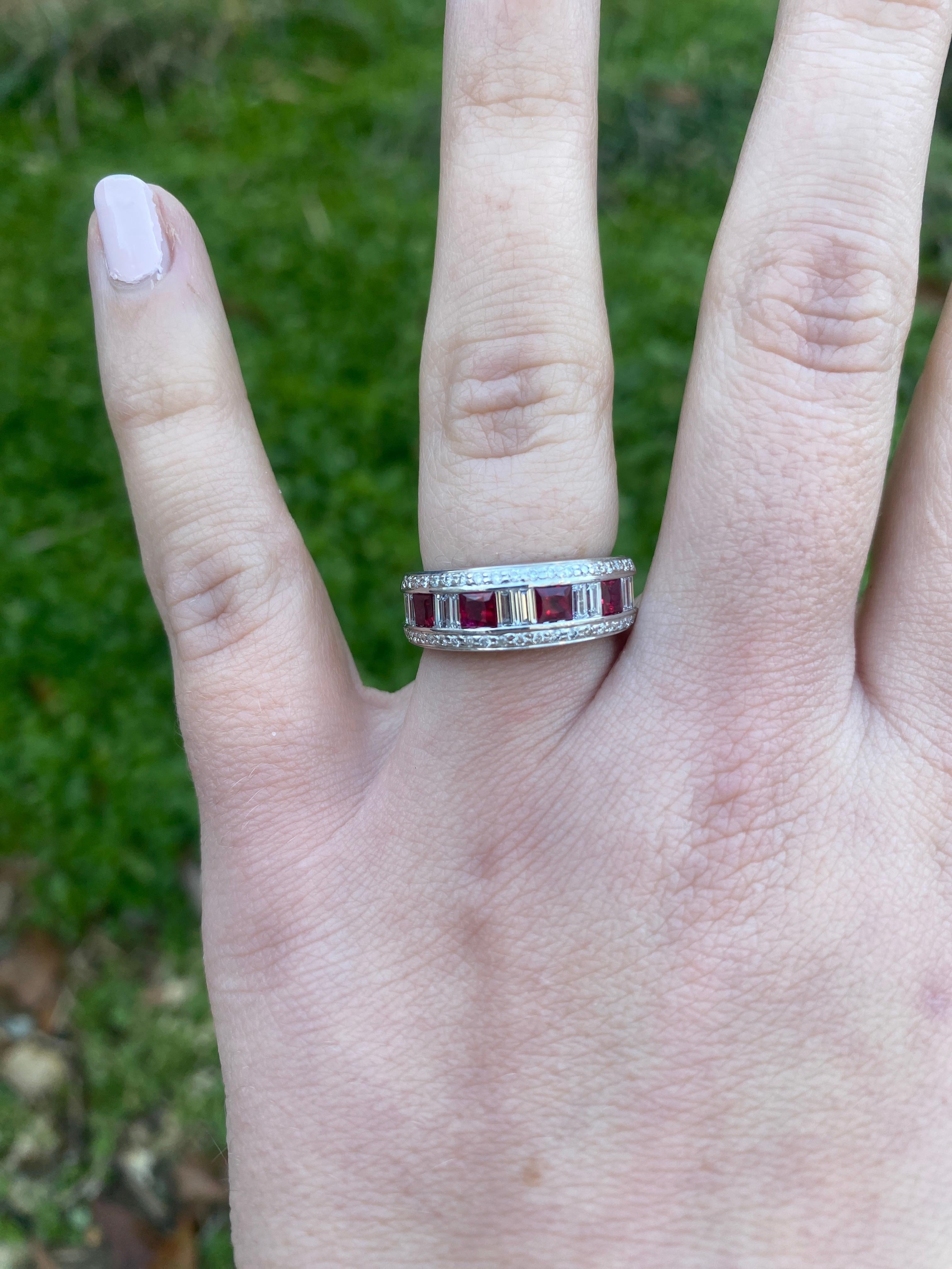 Bague à anneau épais en or blanc 18 carats avec rubis et diamants 1,52 ctw, taille de bague 6,25 en vente 3