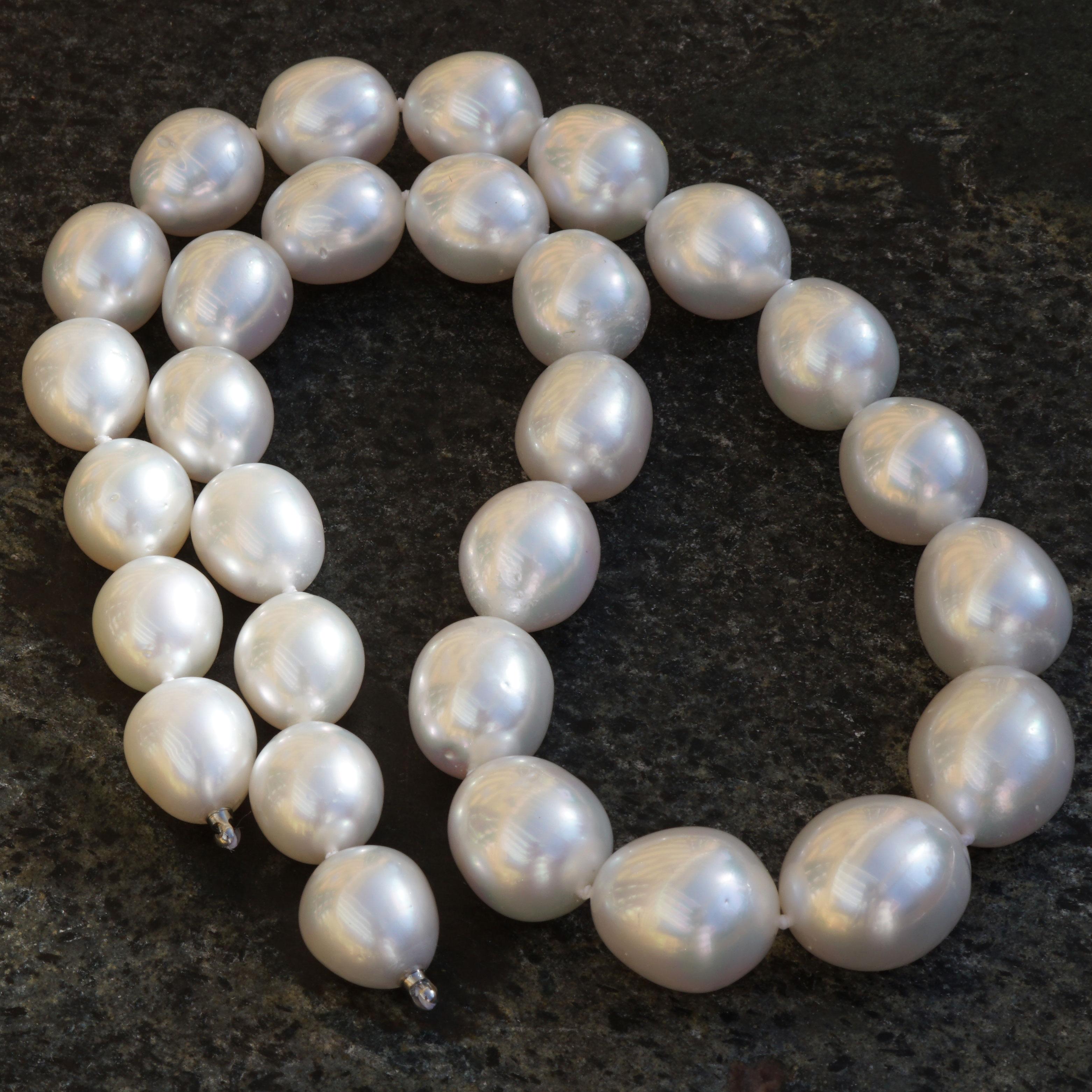 29 perle coltivate bianche dei Mari del Sud di circa 15,3 x 12,1 mm, AAA+, quasi nessun segno di crescita, a forma di goccia, ottima lucentezza, lunghezza 44,5 cm, una collana di perle coltivate dei Mari del Sud di grande qualità, lunga 45 cm,