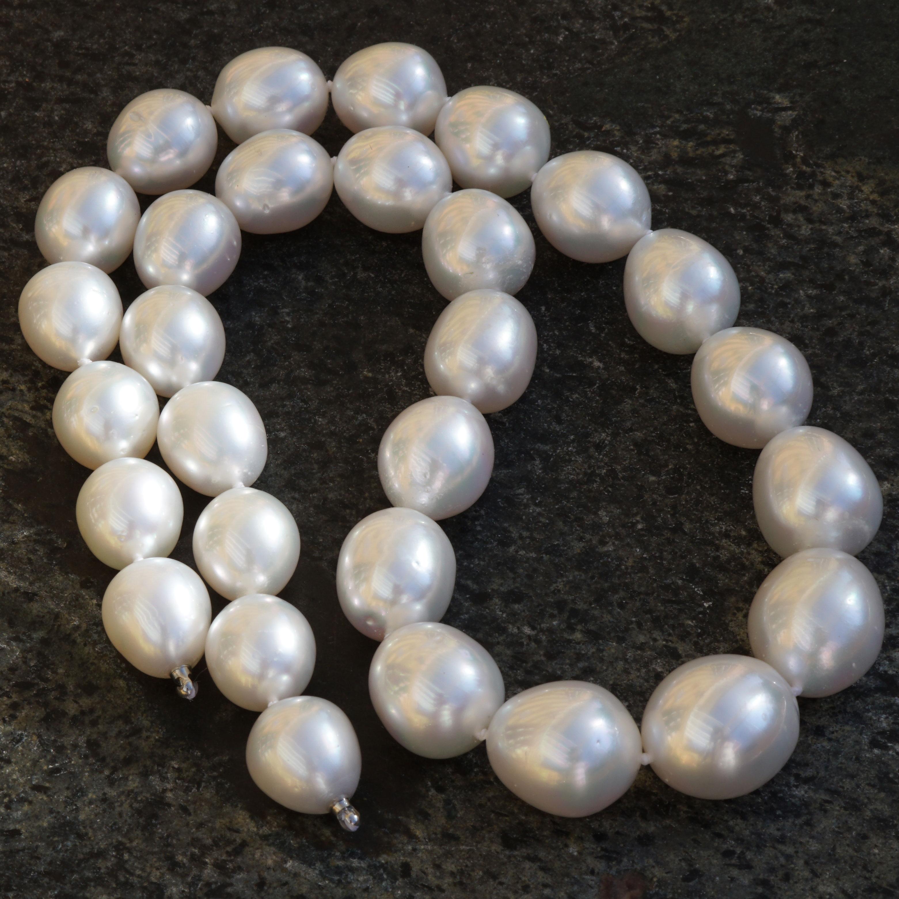 29 white South Sea cultured pearls approx. 15.3 x 12.1 mm, AAA+, hardly any growth marks, drop-shaped, very good luster, 44.5 cm long, a South Sea cultured pearl necklace of great quality, 45 cm long, knotted through, with stainless steel Change