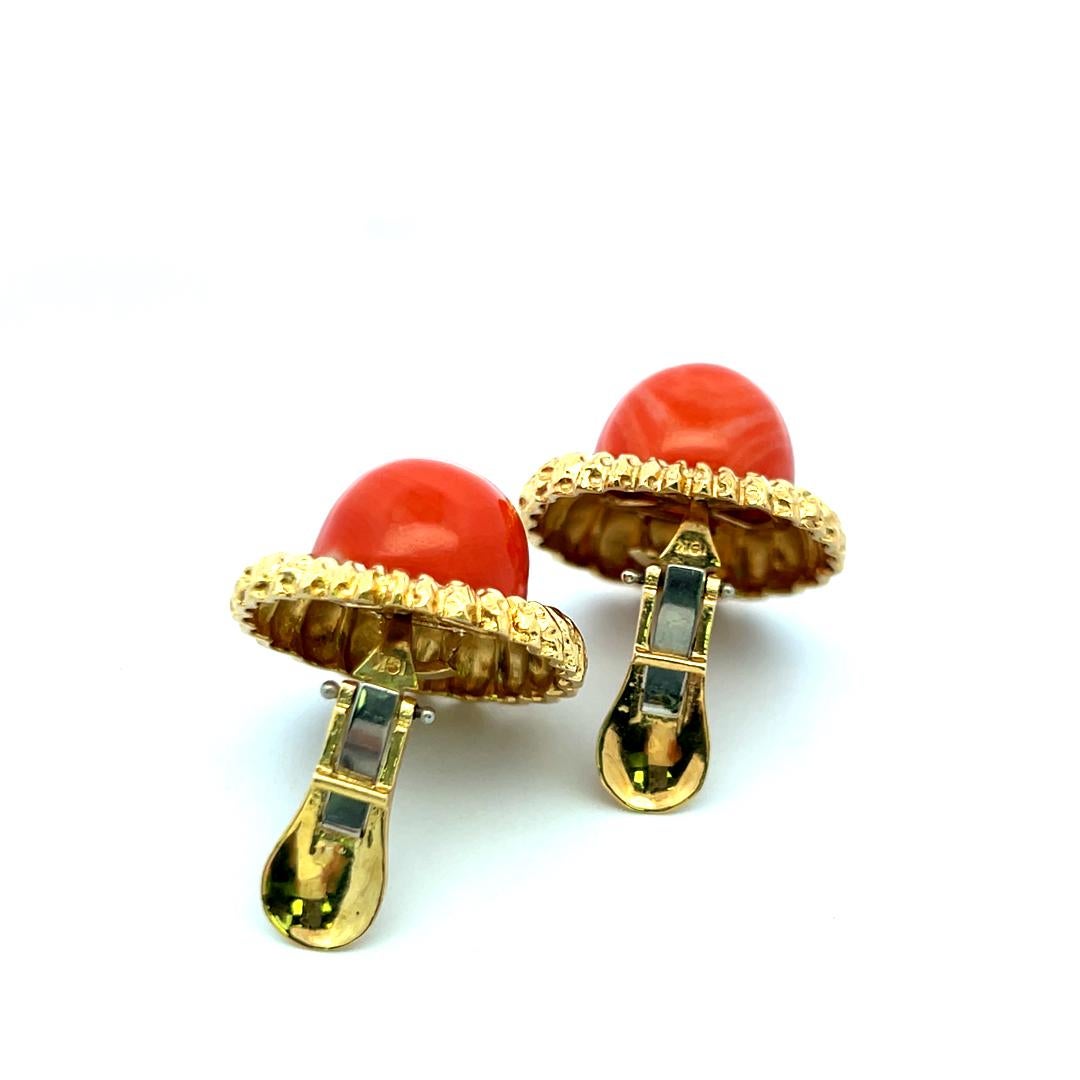 Orecchini a clip in oro giallo 18 carati con corallo rosso 15.3-15.7MM in vendita 5