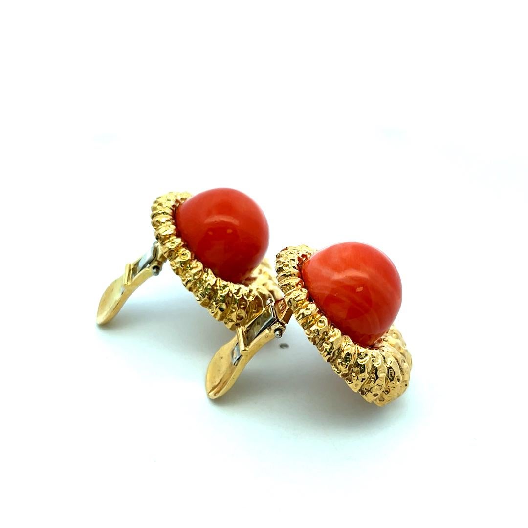 Orecchini a clip in oro giallo 18 carati con corallo rosso 15.3-15.7MM in vendita 6