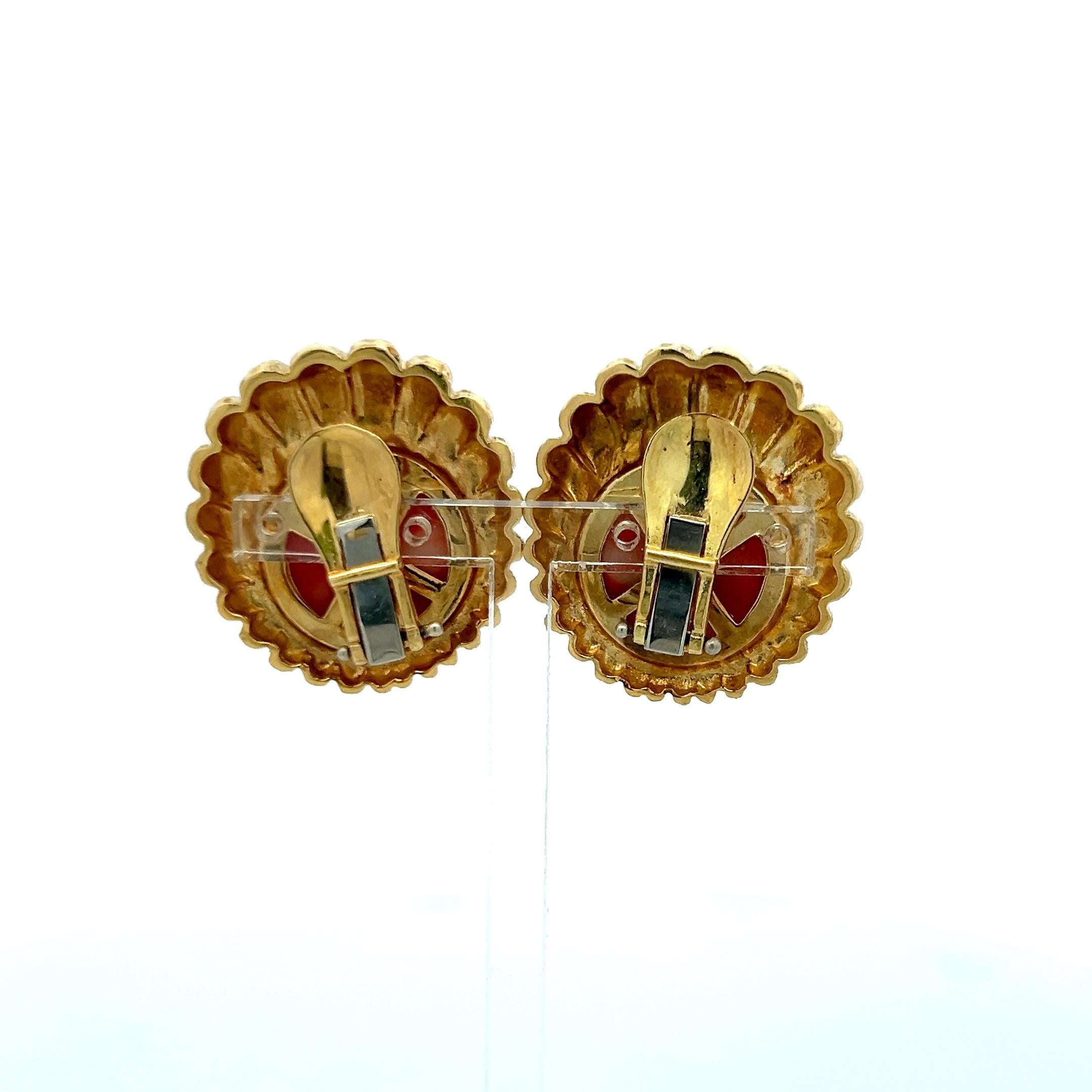 Taglio rotondo Orecchini a clip in oro giallo 18 carati con corallo rosso 15.3-15.7MM in vendita