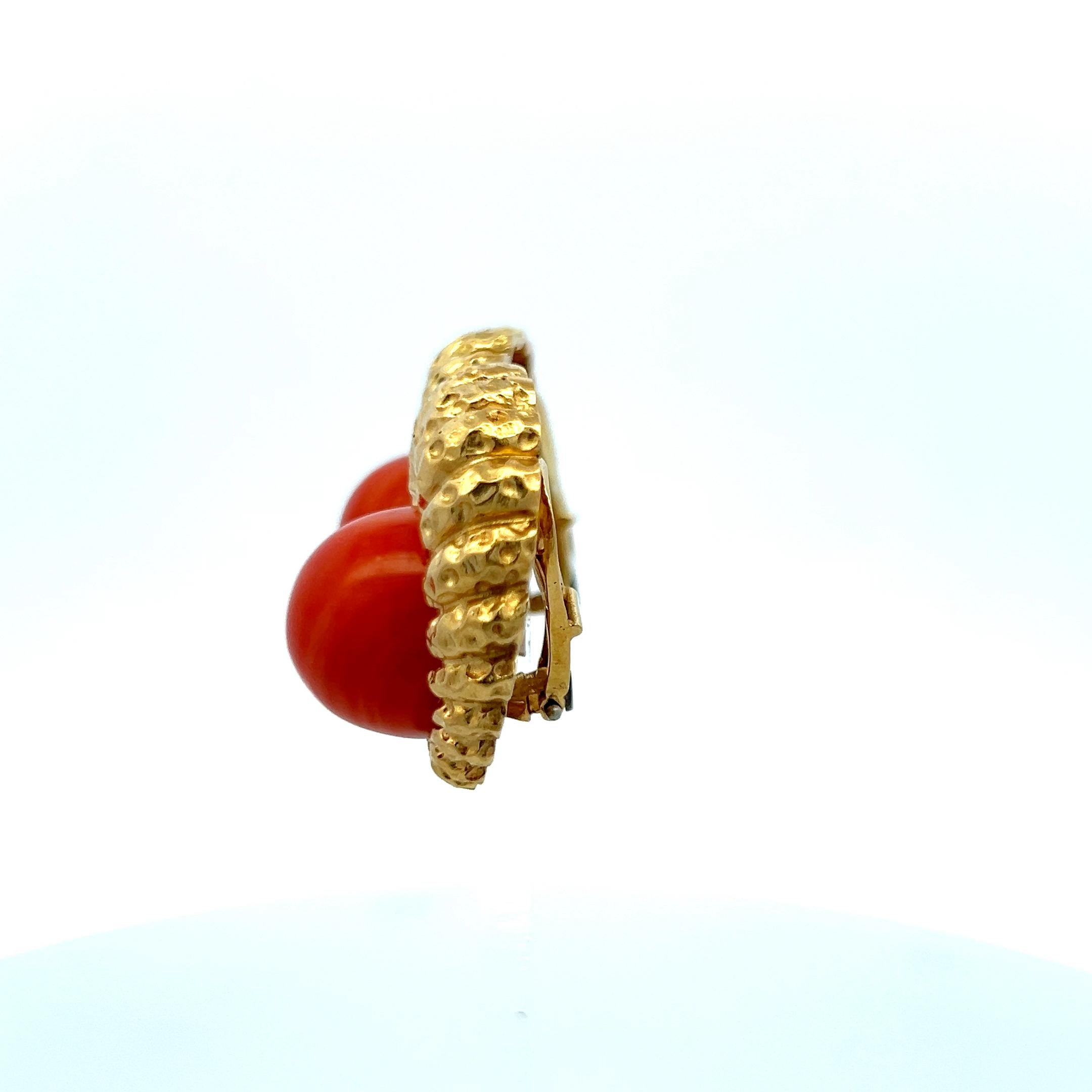 Orecchini a clip in oro giallo 18 carati con corallo rosso 15.3-15.7MM In condizioni buone in vendita a New York, NY