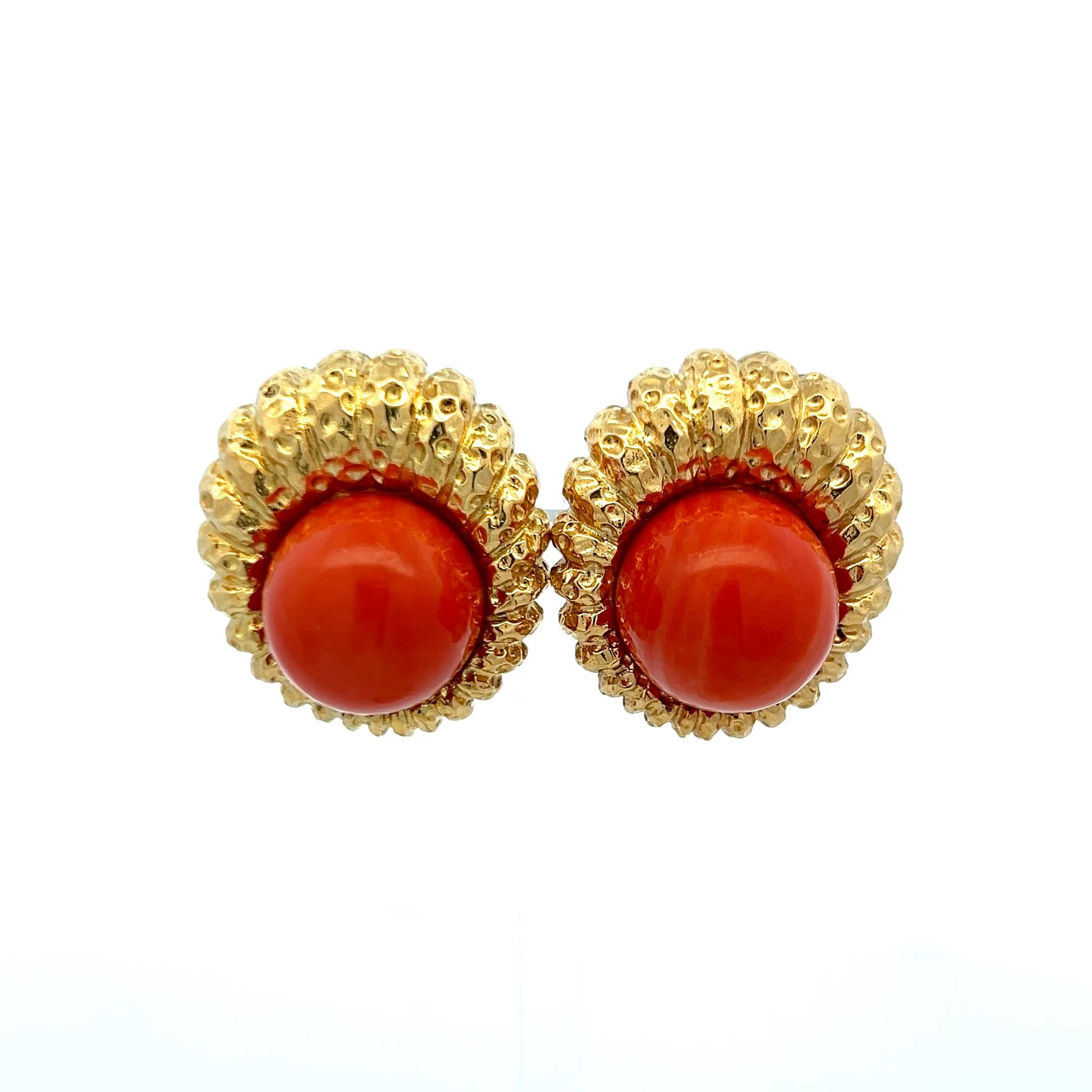 Donna Orecchini a clip in oro giallo 18 carati con corallo rosso 15.3-15.7MM in vendita